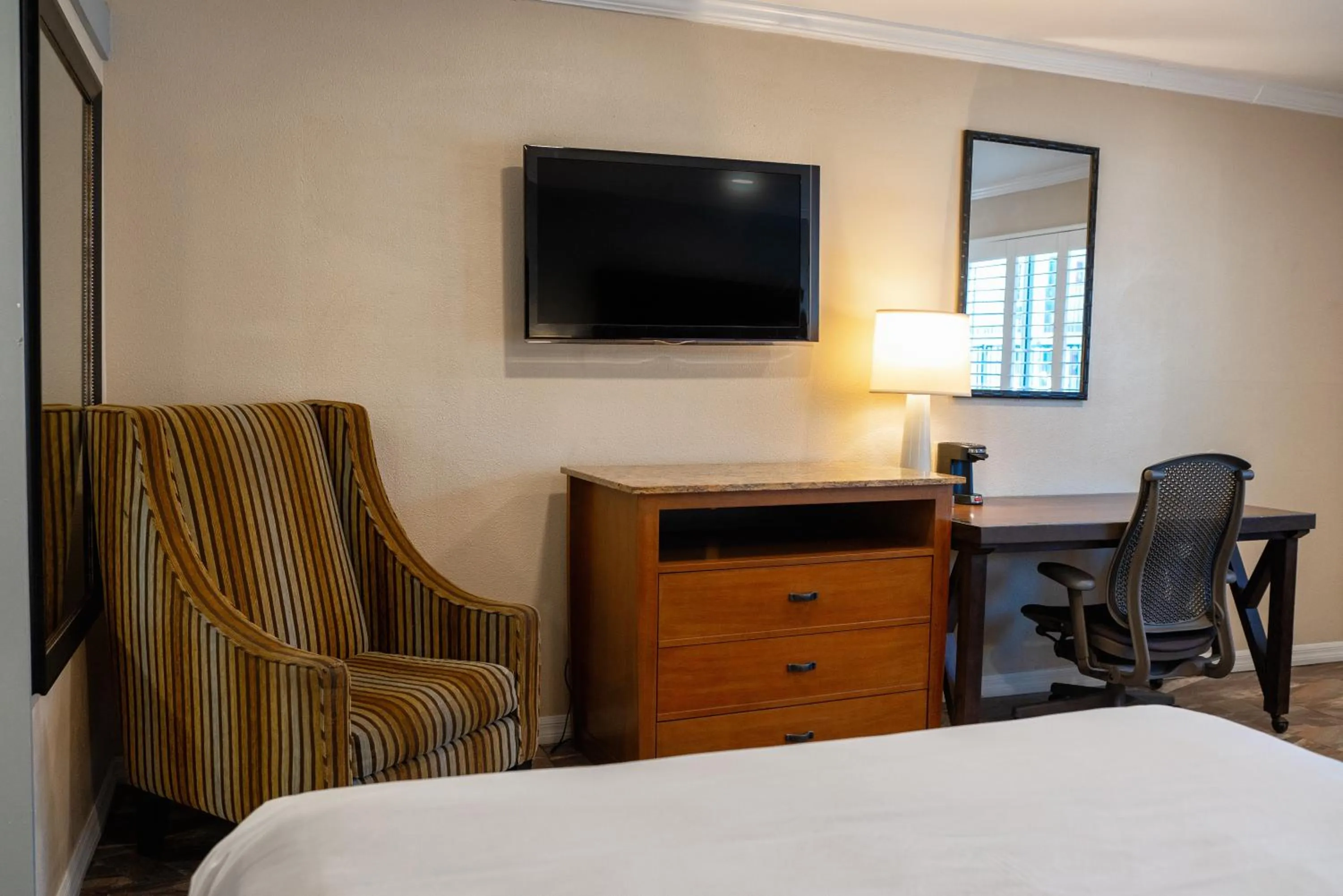 Bed in The Buena Park Hotel & Suites