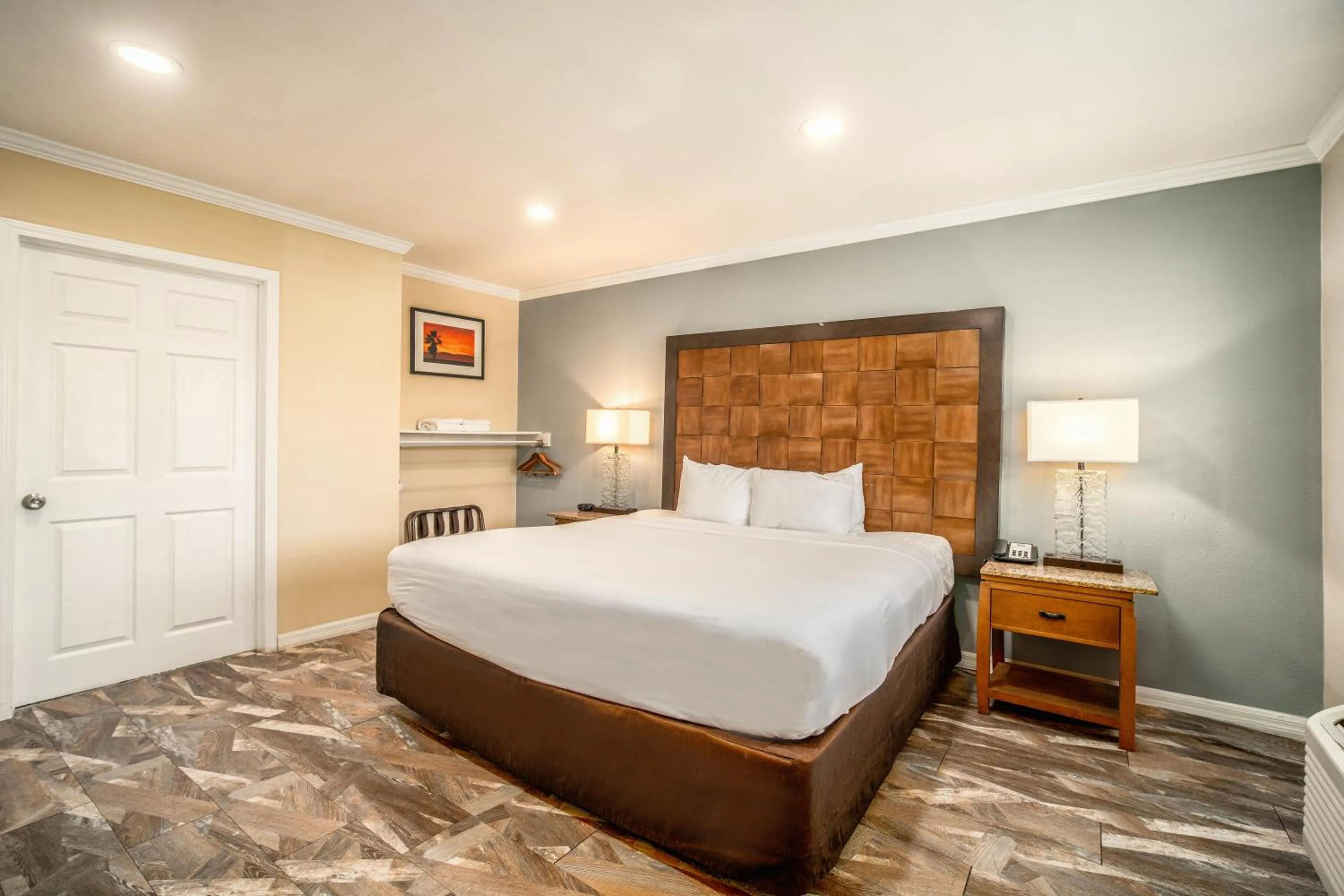 Bed in The Buena Park Hotel & Suites