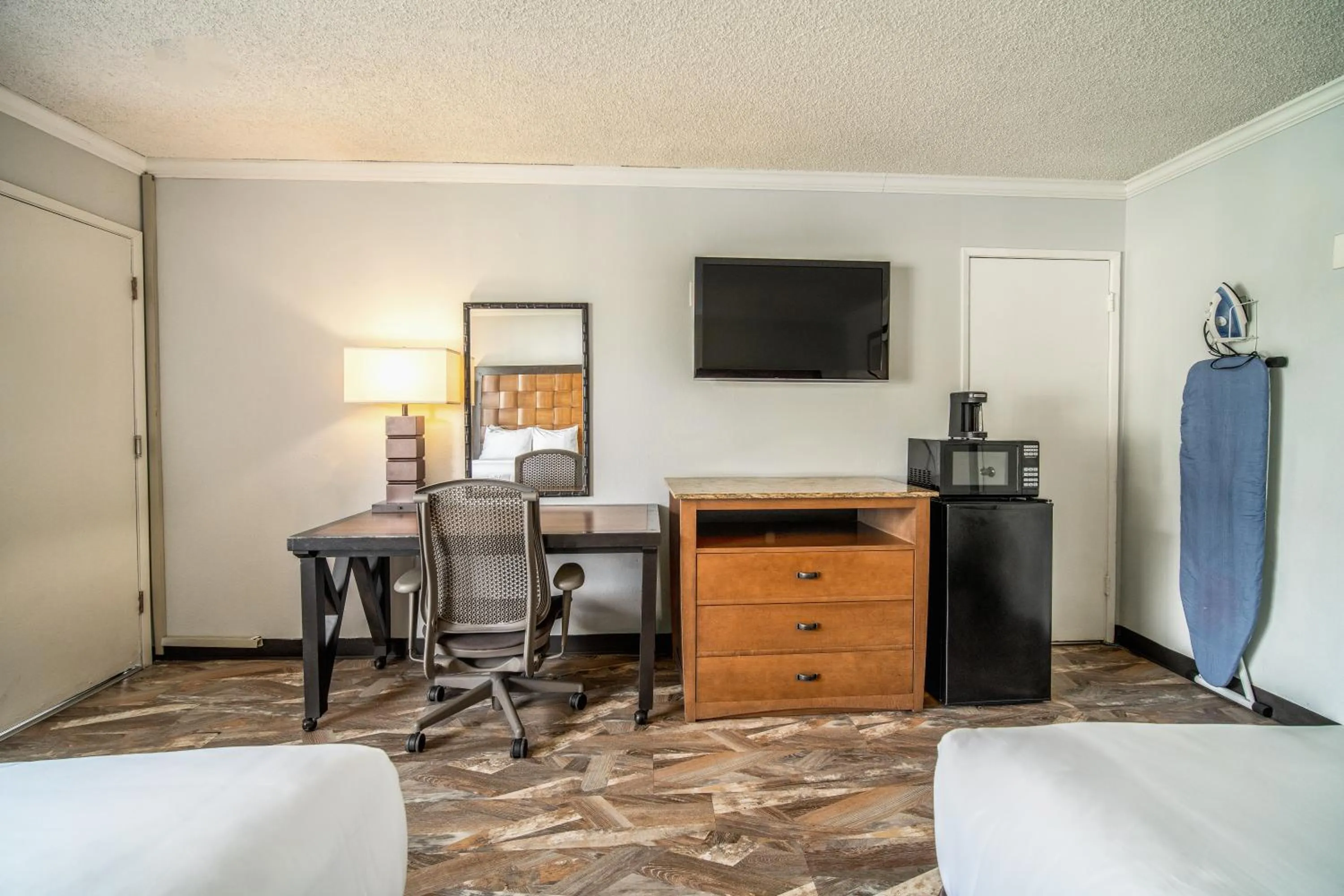 Bed in The Buena Park Hotel & Suites