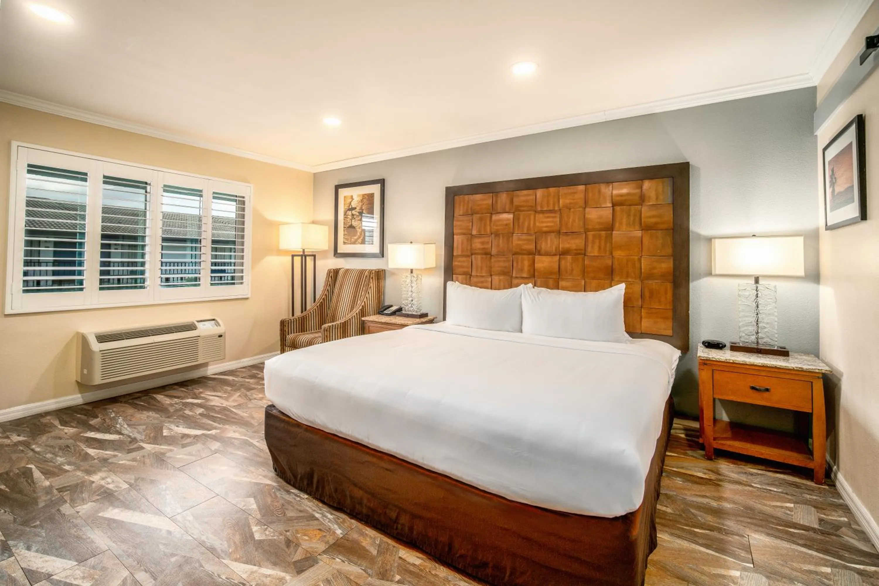 Bed in The Buena Park Hotel & Suites