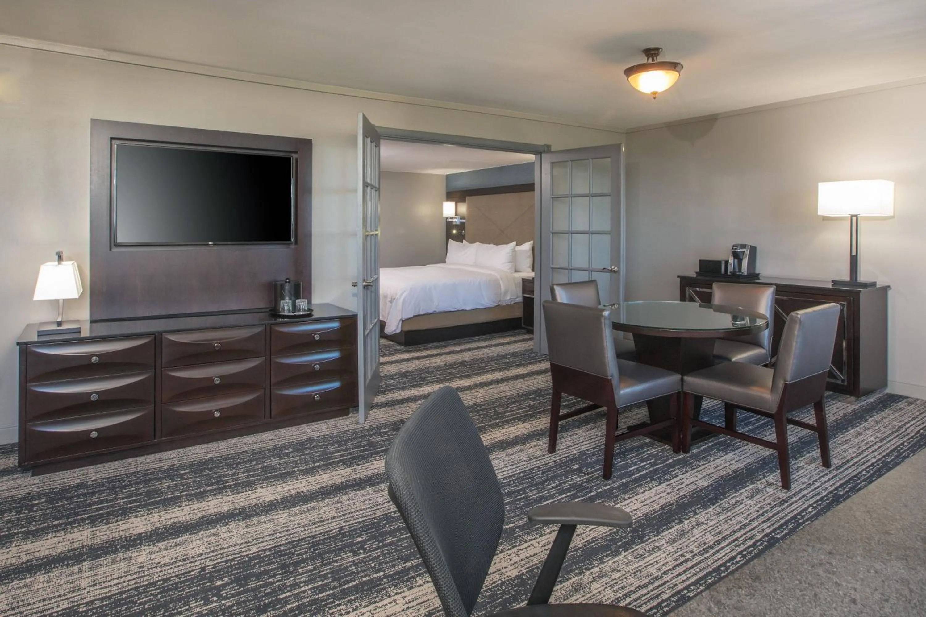 Living room, Bed in Boston Marriott Burlington