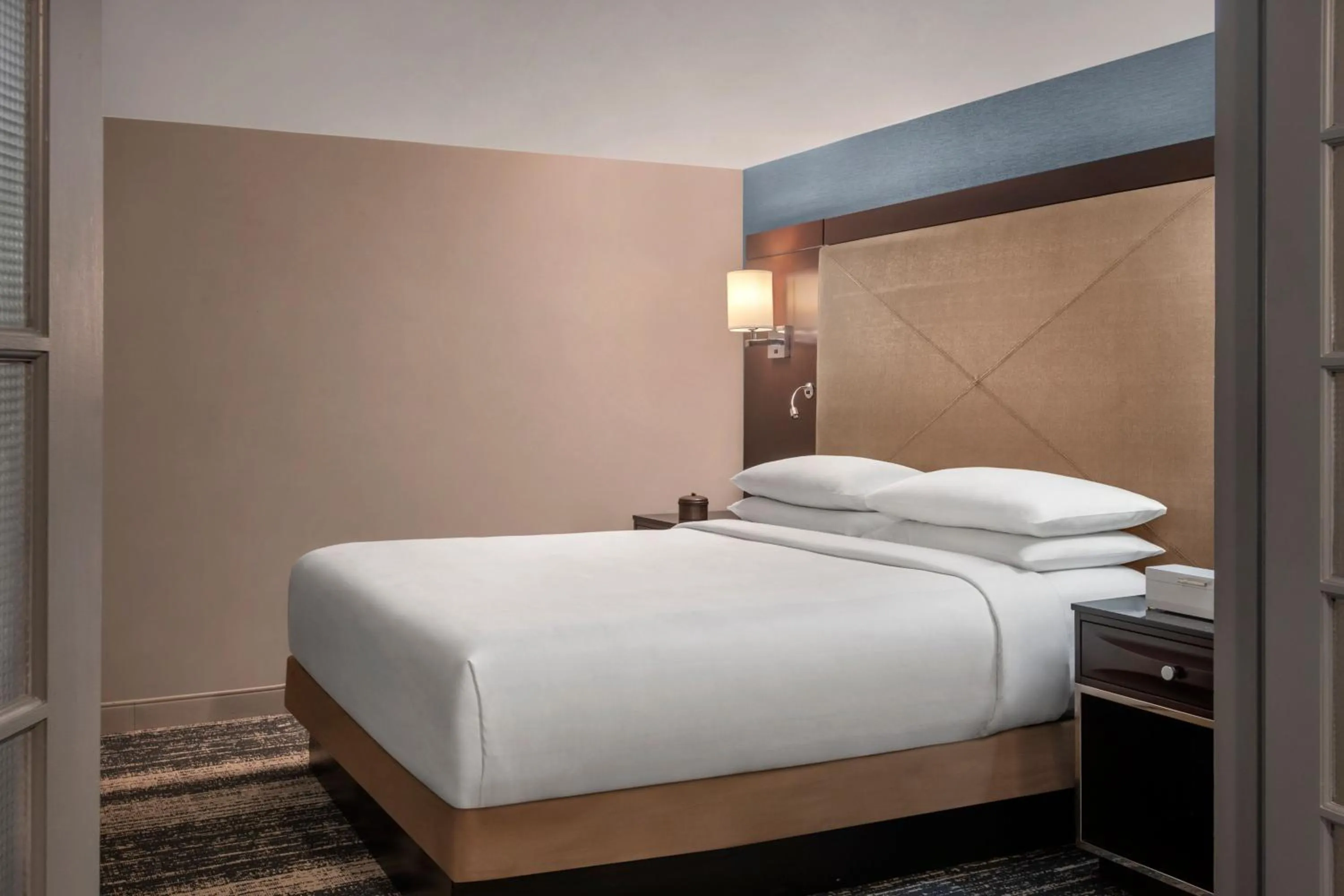 Bedroom, Bed in Boston Marriott Burlington