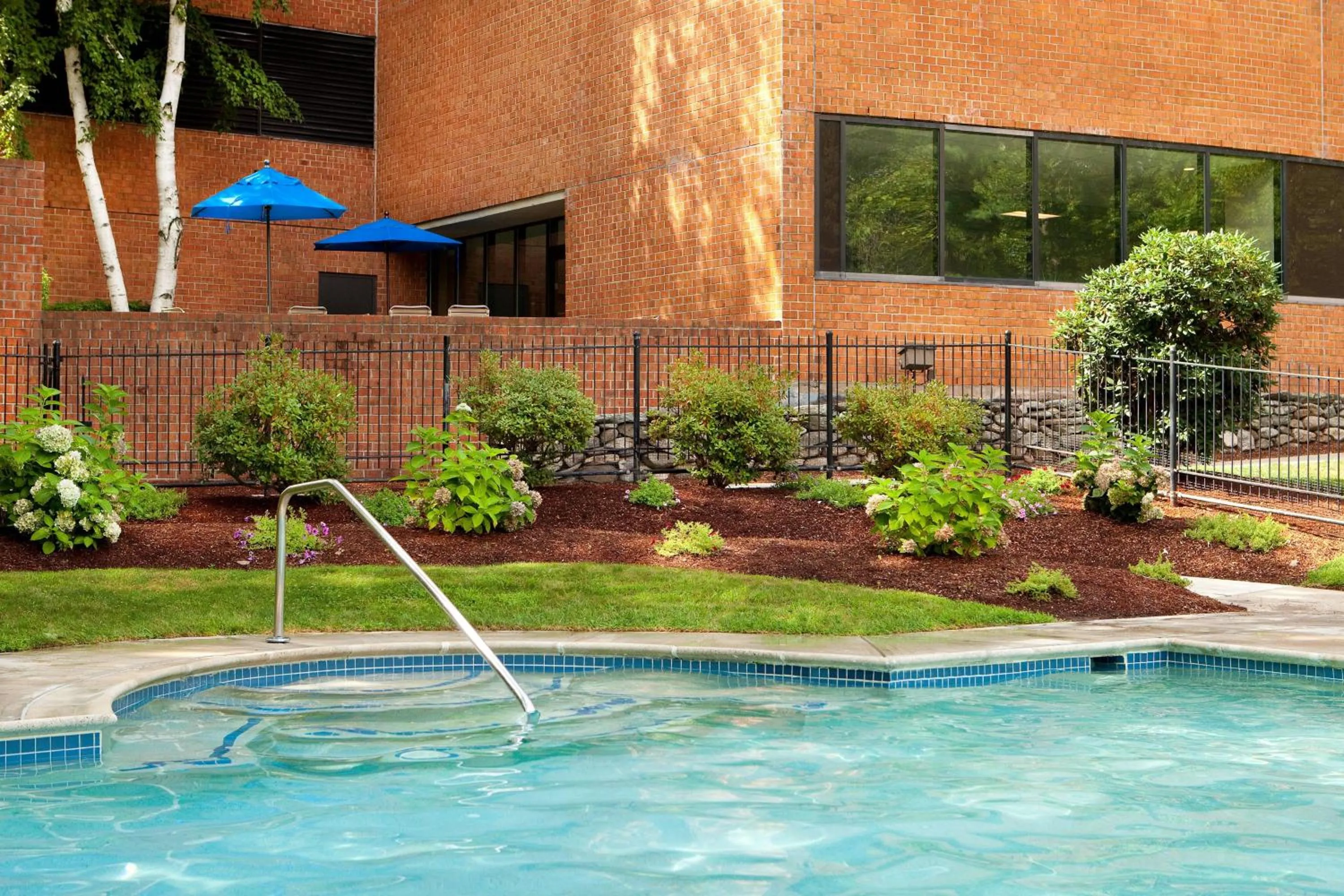 Swimming pool in Boston Marriott Burlington