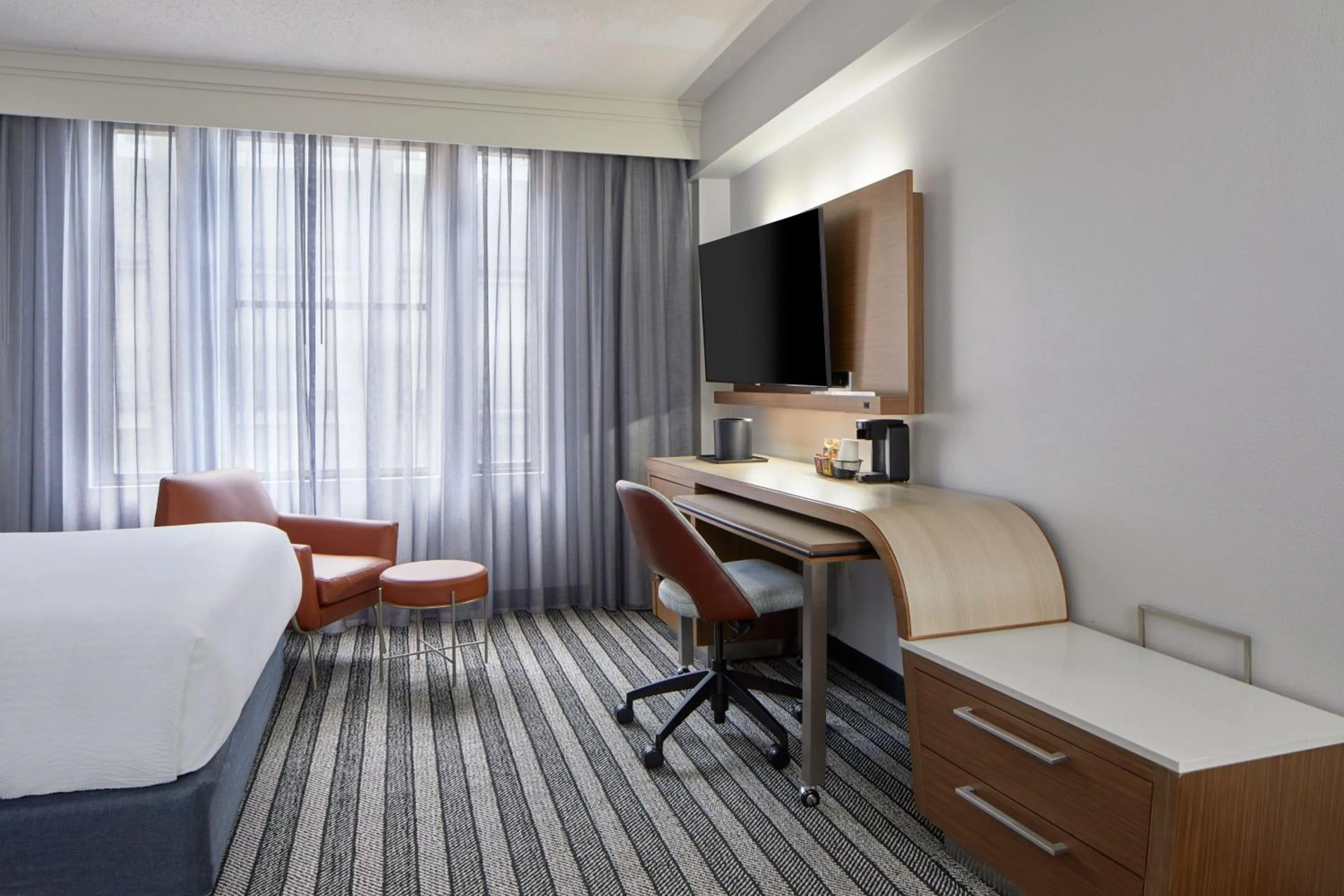 Photo of the whole room, Bed in Courtyard by Marriott Nashville Downtown
