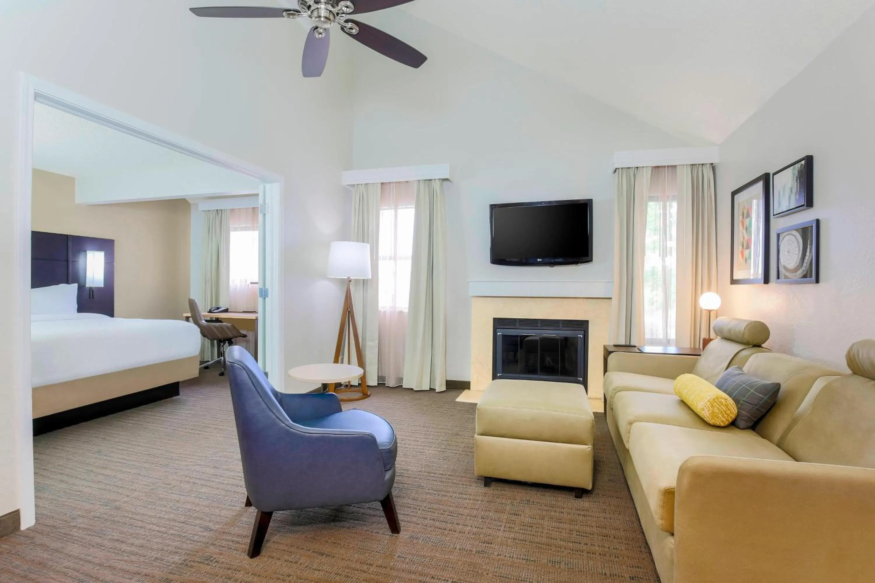 Living room, Bed in Residence Inn Boston North Shore/Danvers