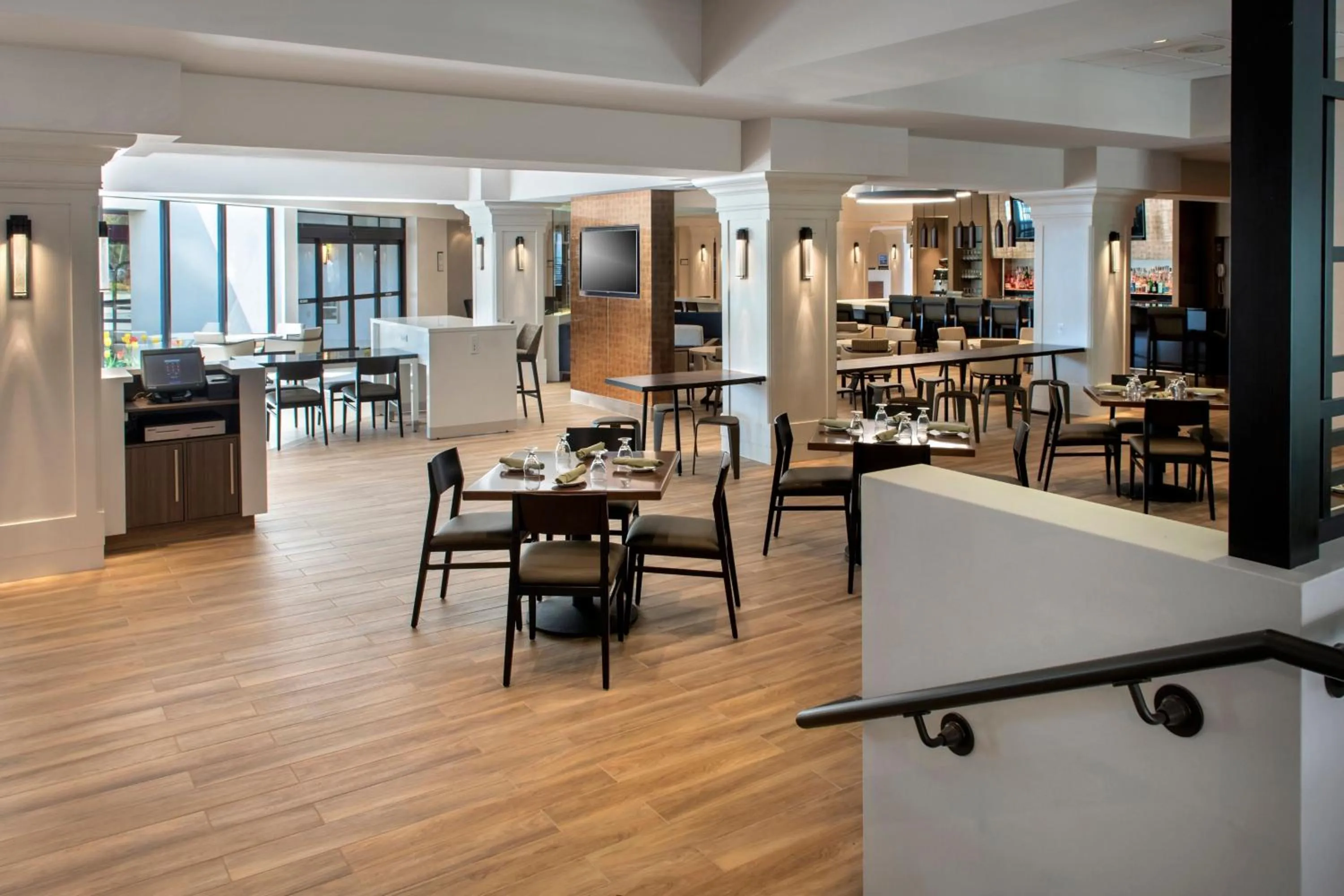 Restaurant/places to eat in Boston Marriott Peabody