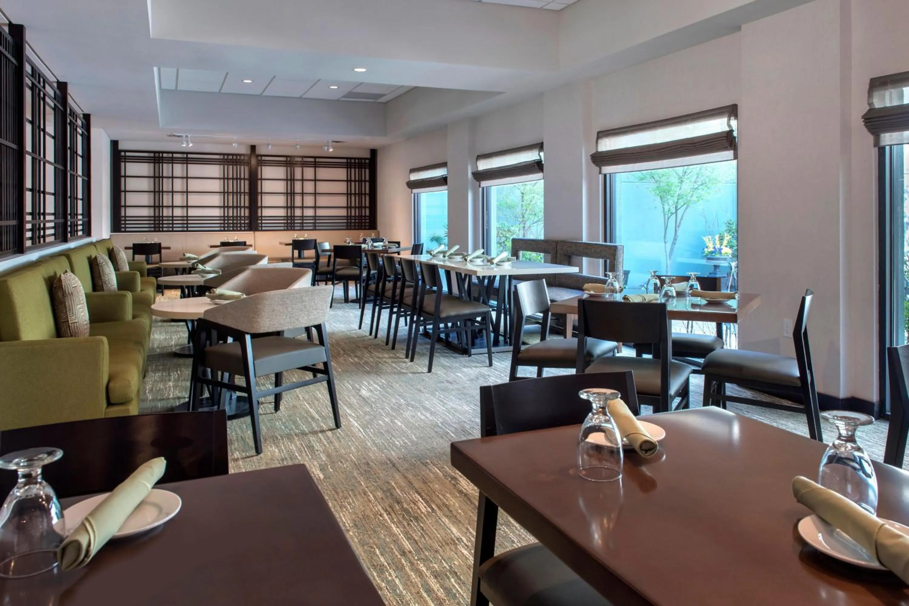 Restaurant/places to eat in Boston Marriott Peabody