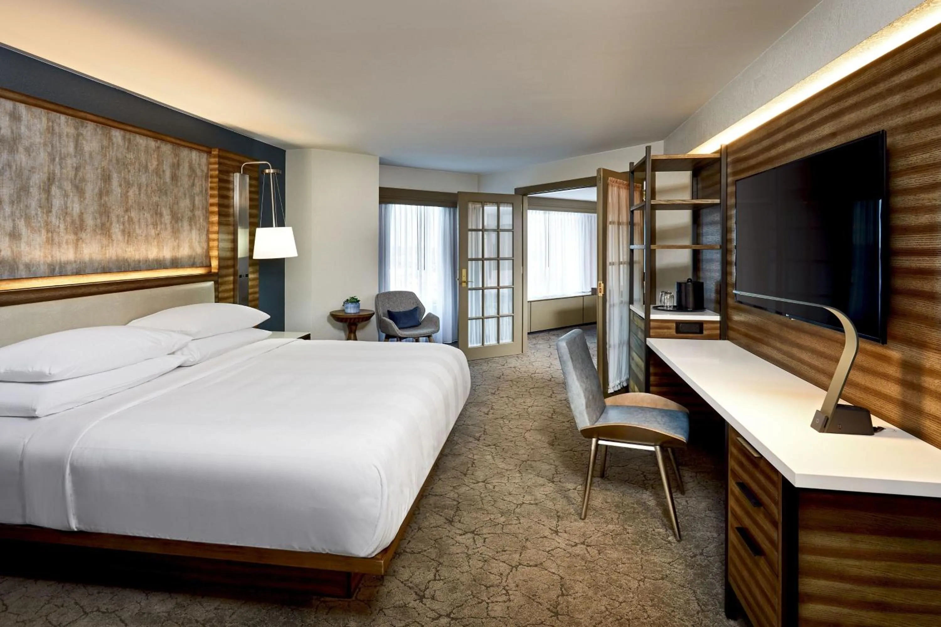 Photo of the whole room, Bed in Marriott Boston Quincy