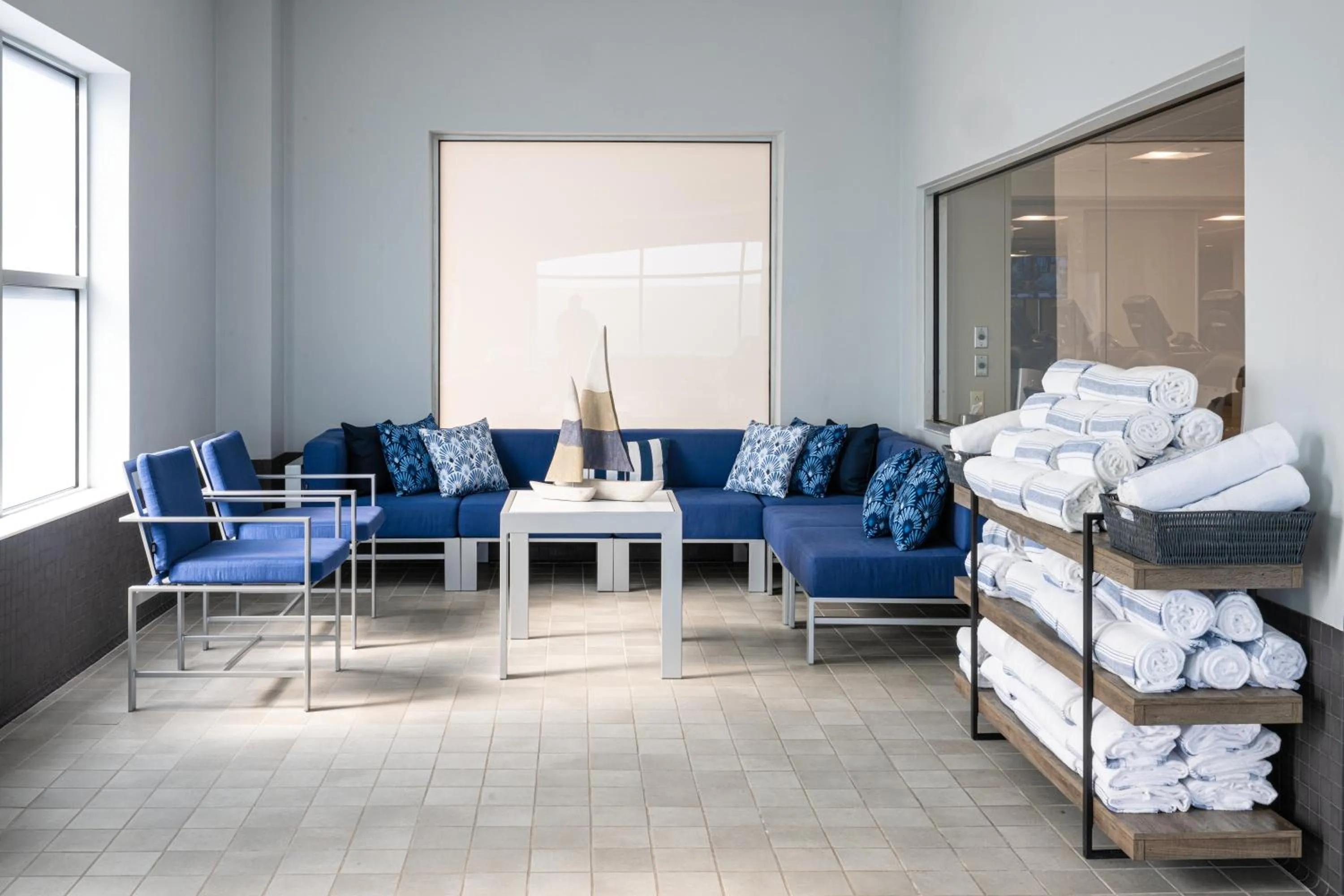 Seating area in Marriott Boston Quincy