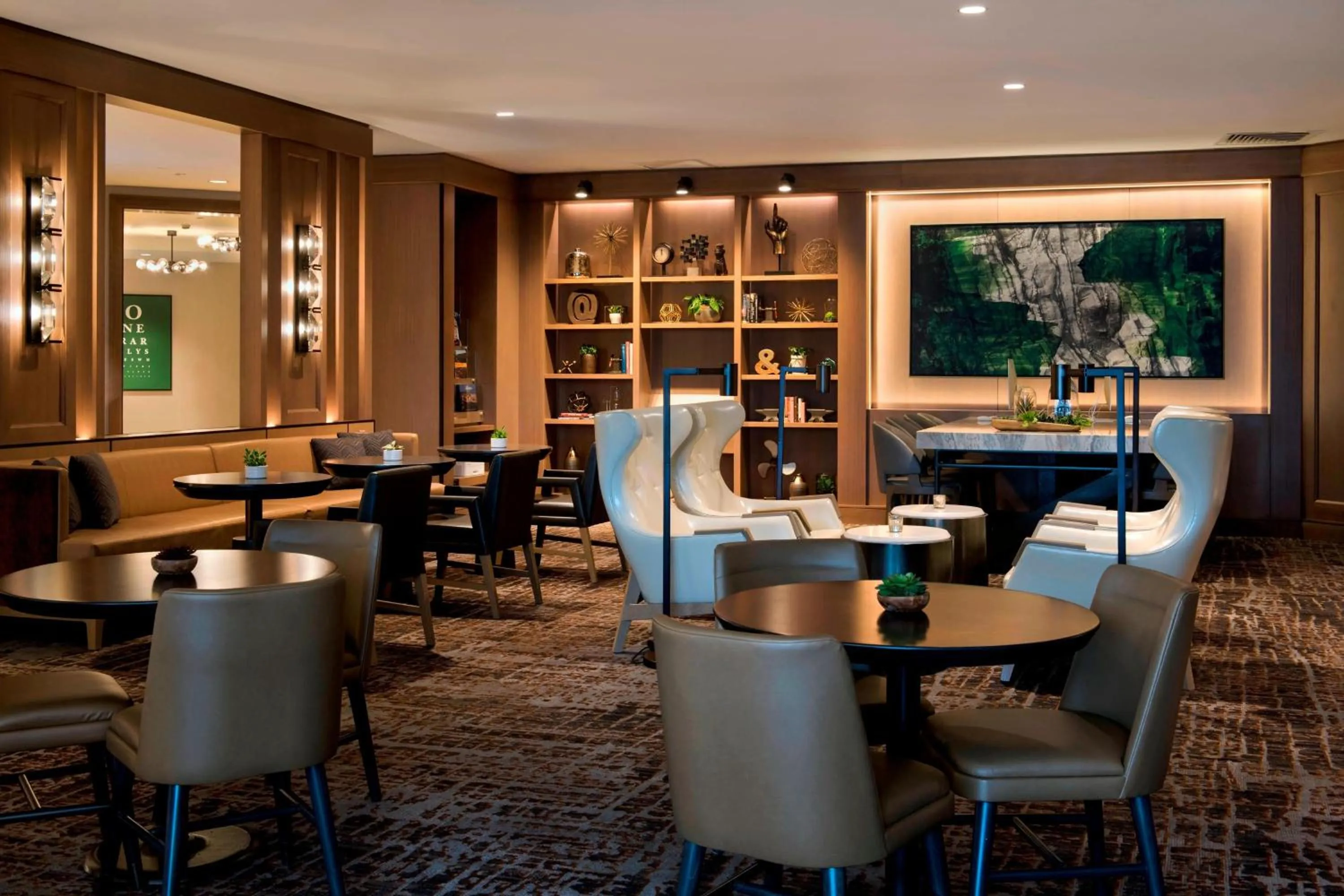Lounge or bar in Marriott Boston Quincy