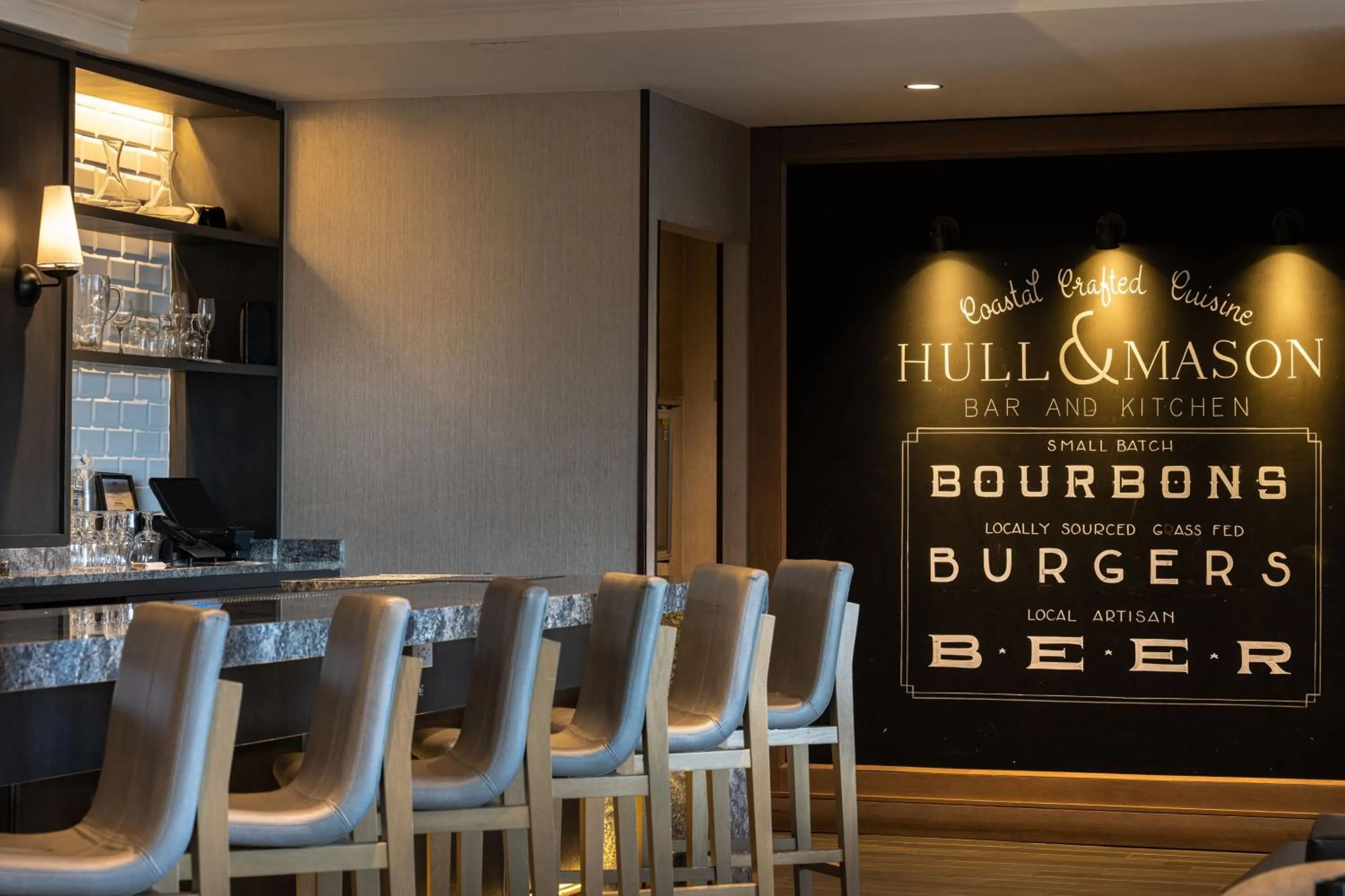 Lounge or bar in Marriott Boston Quincy