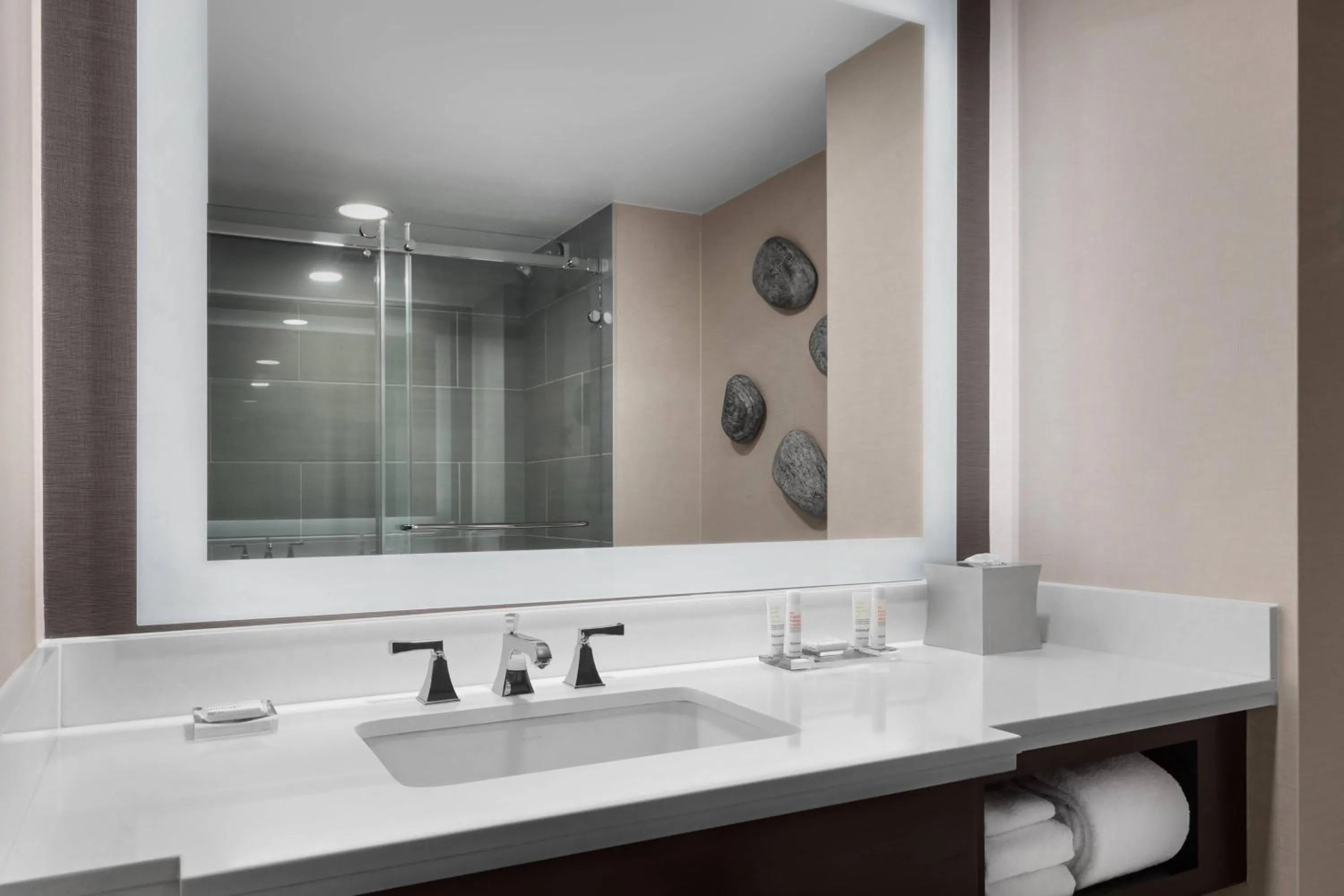 Bathroom in Marriott Boston Quincy