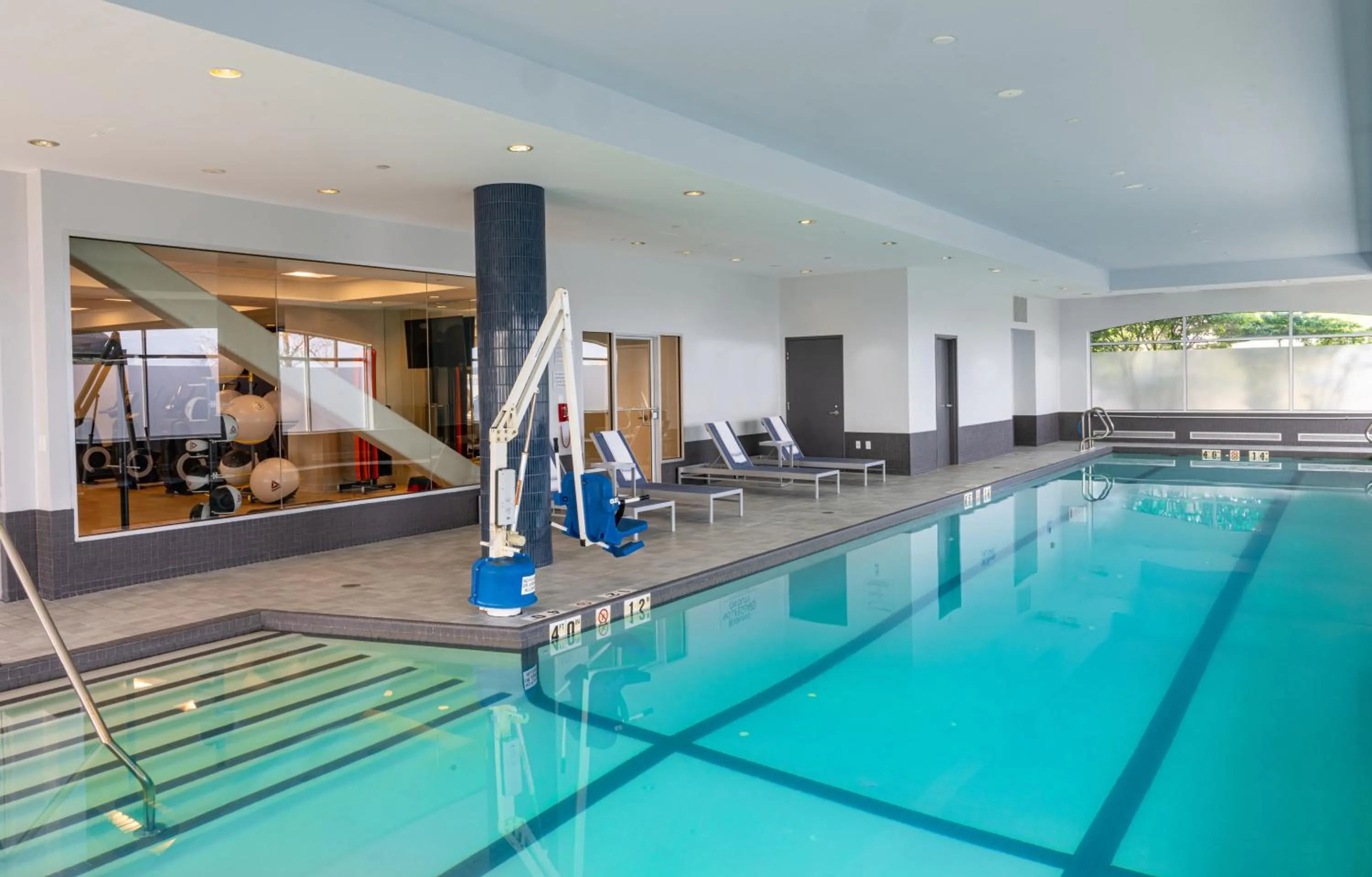 Swimming pool in Marriott Boston Quincy