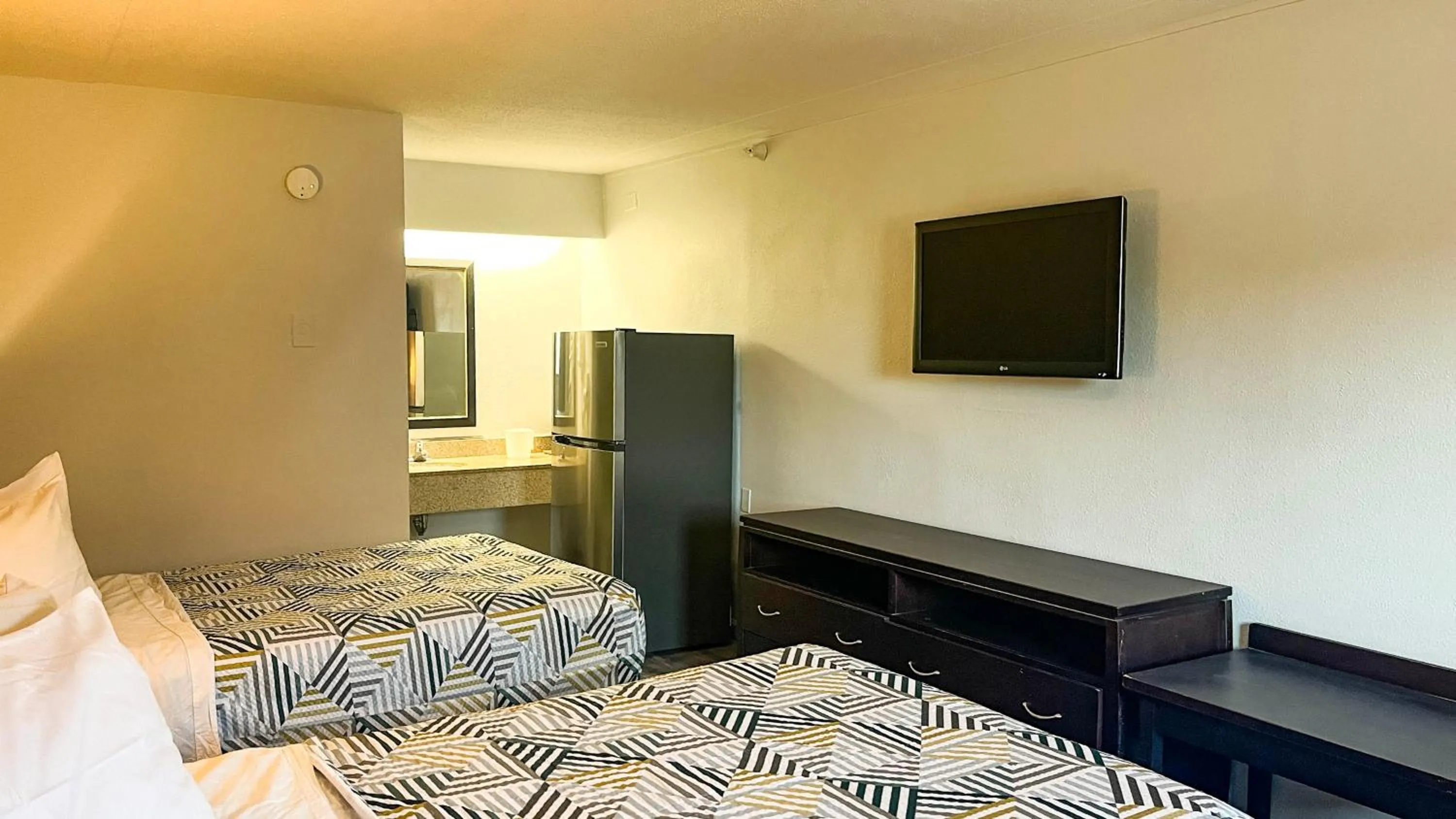 Bed in Studio 6 Suites Dallas TX - Loop 12 West