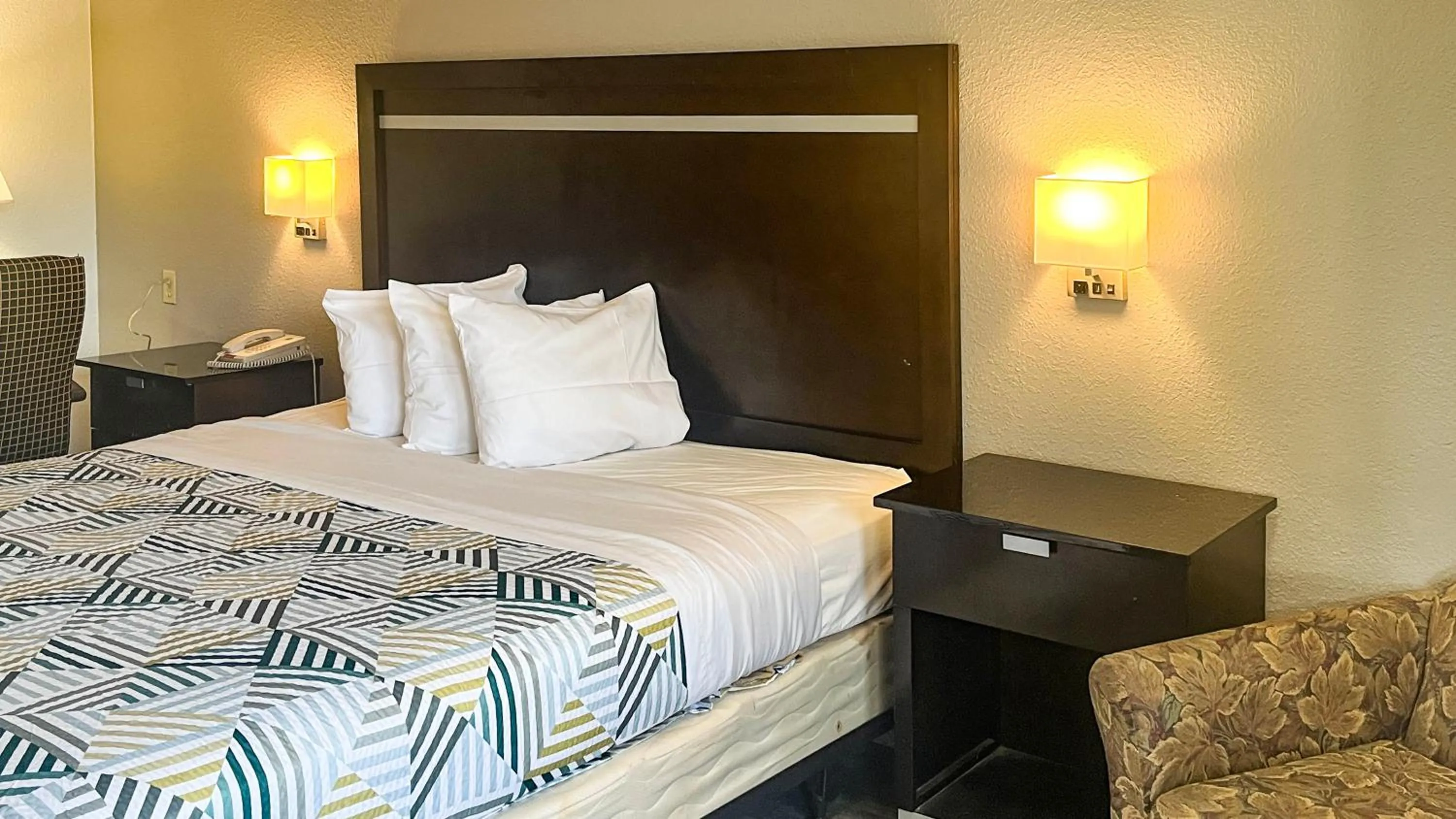 Bed in Studio 6 Suites Dallas TX - Loop 12 West