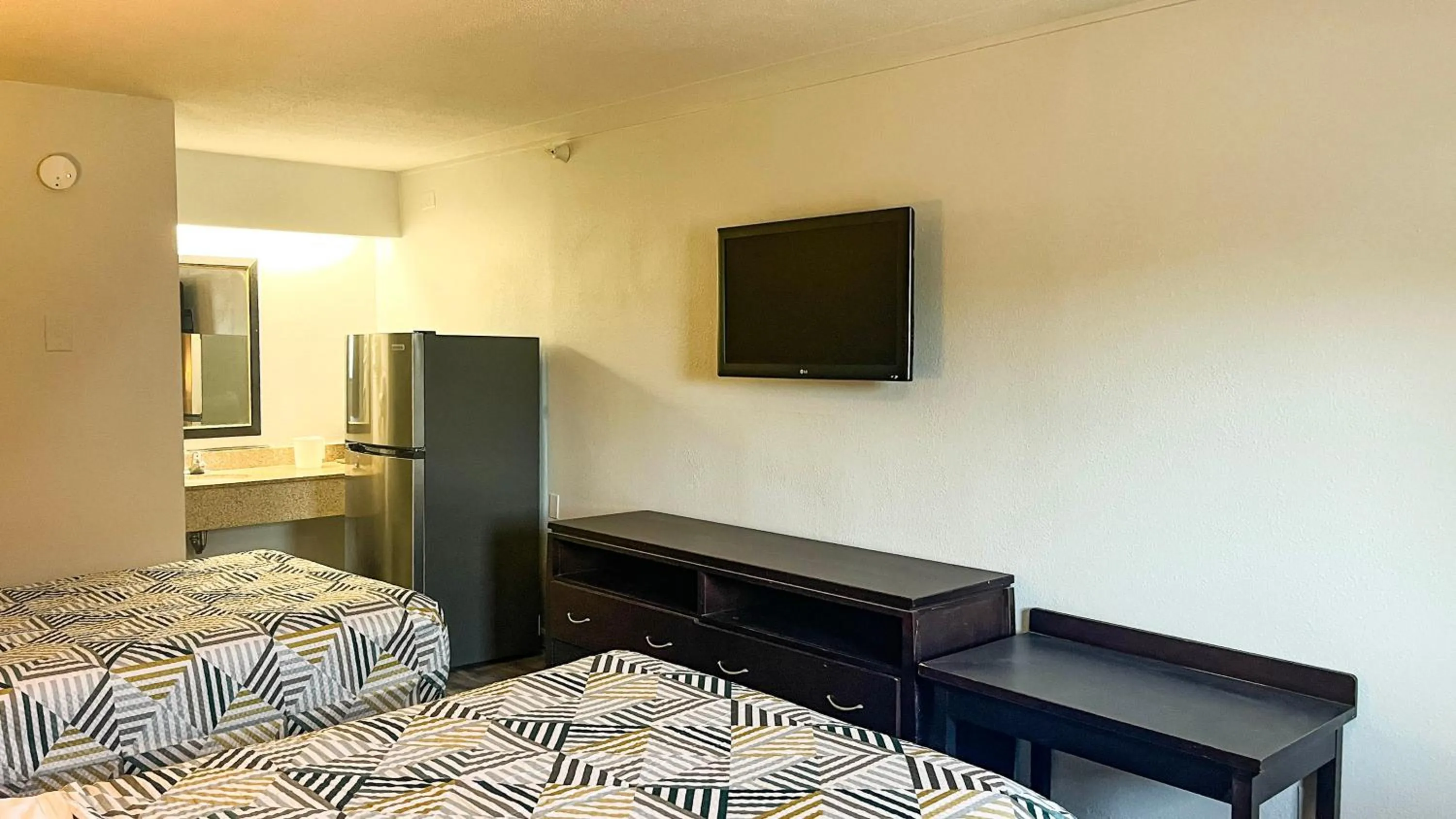 Bed in Studio 6 Suites Dallas TX - Loop 12 West