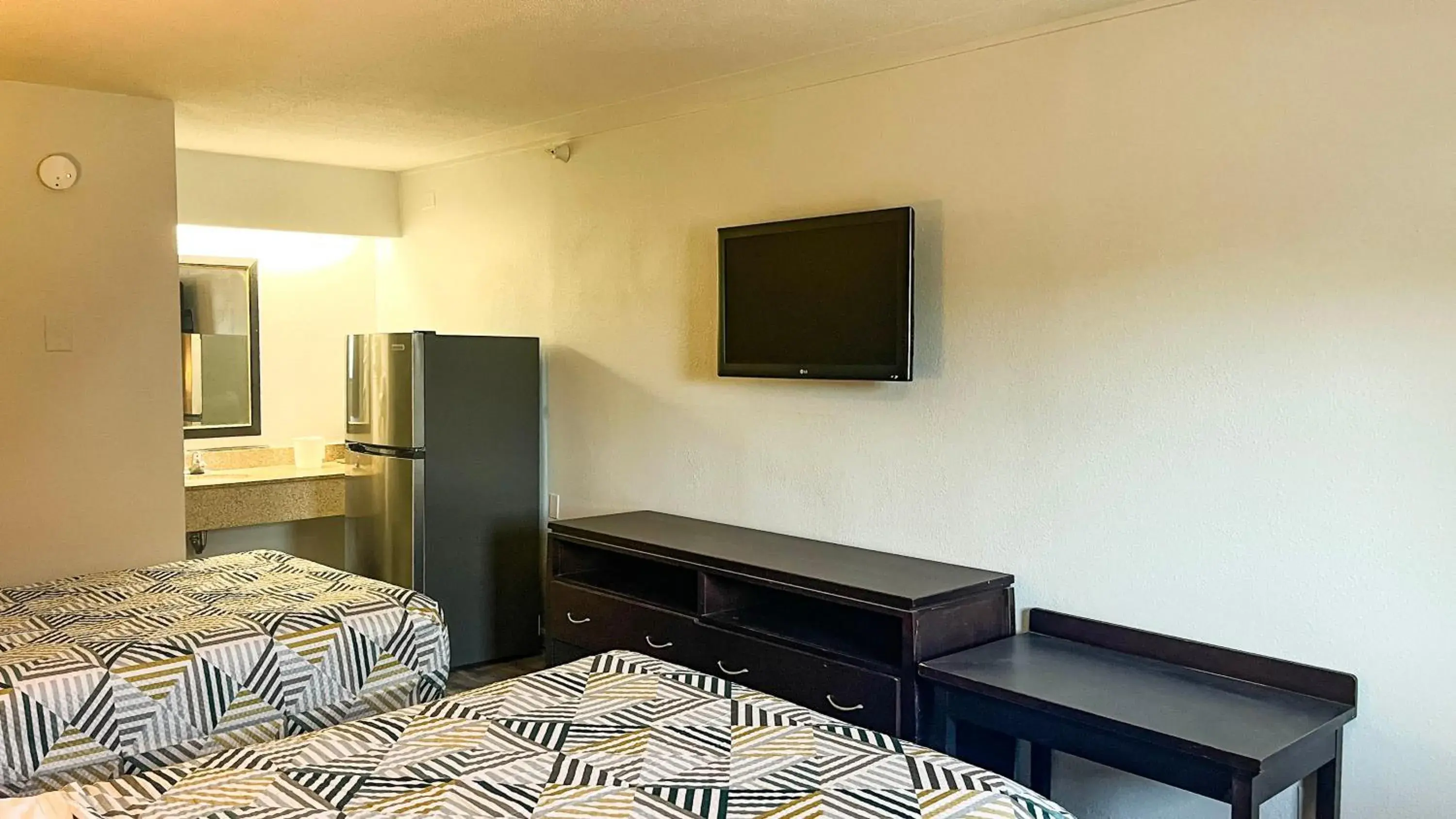 Deluxe Quadruple Room in Studio 6 Suites Dallas TX - Loop 12 West Deluxe Quadruple Room in Studio 6 Suites Dallas TX - Loop 12 West