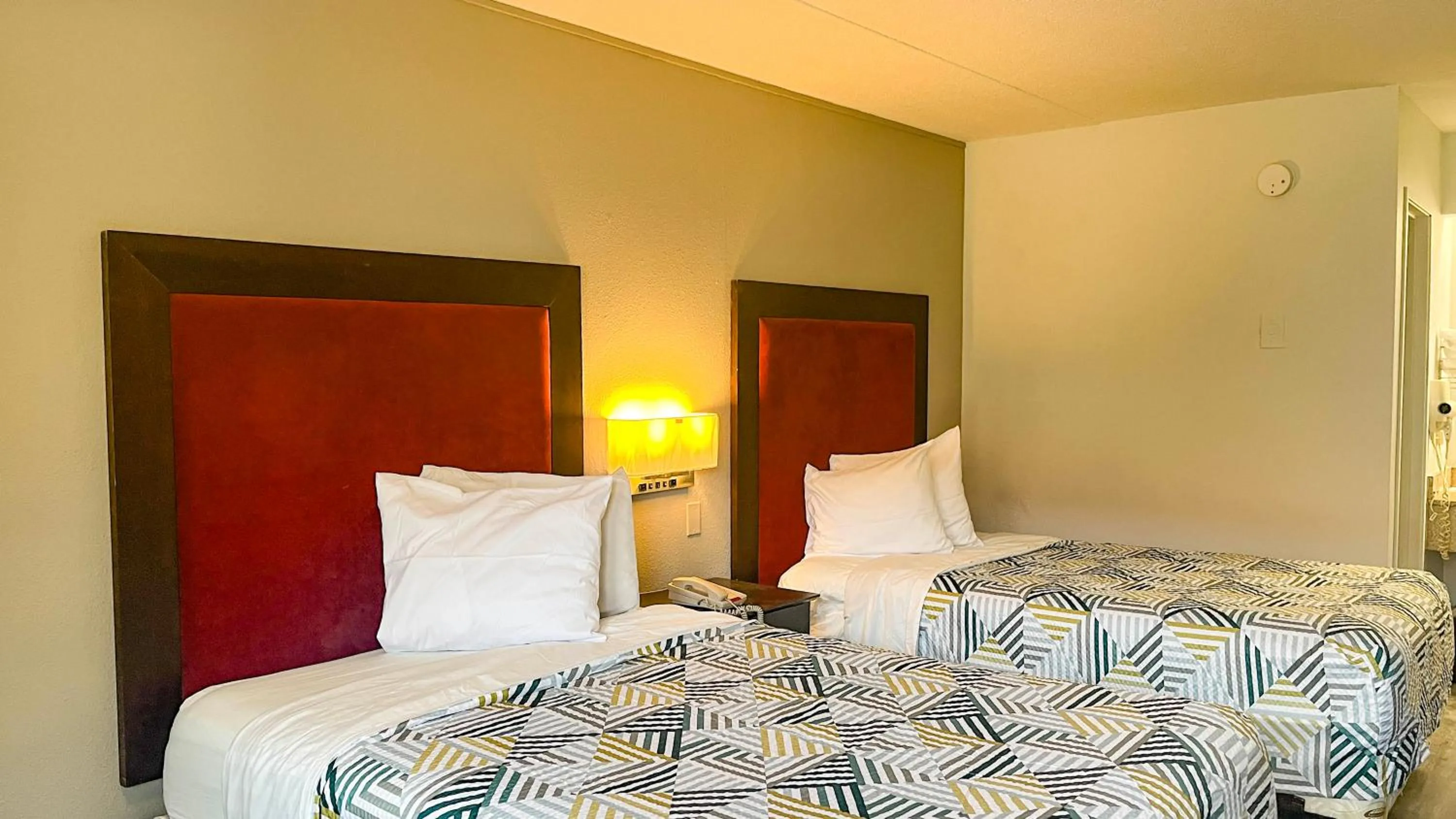 Bed in Studio 6 Suites Dallas TX - Loop 12 West