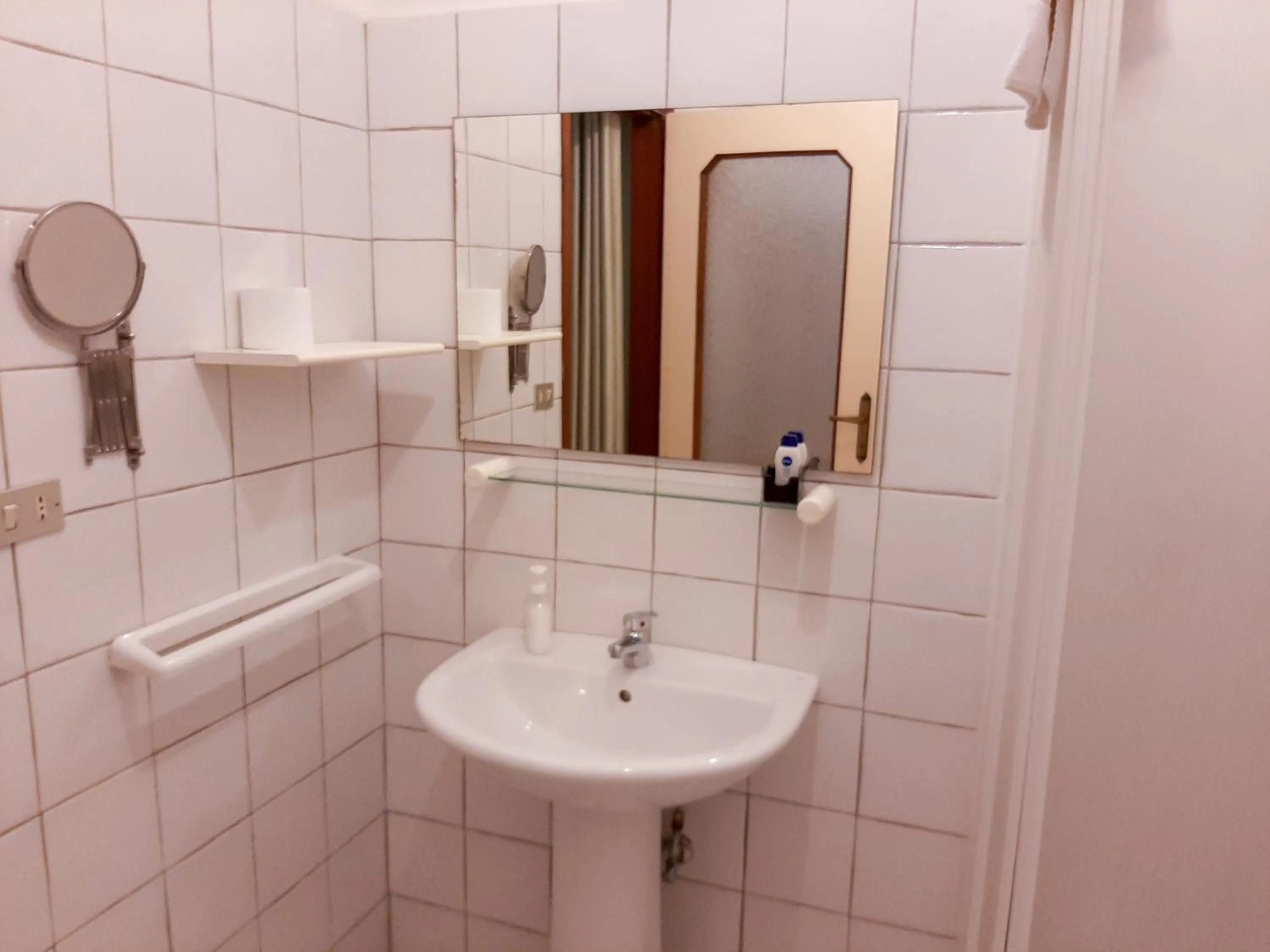 Shower in Bed & Breakfast "Il Ghiro"