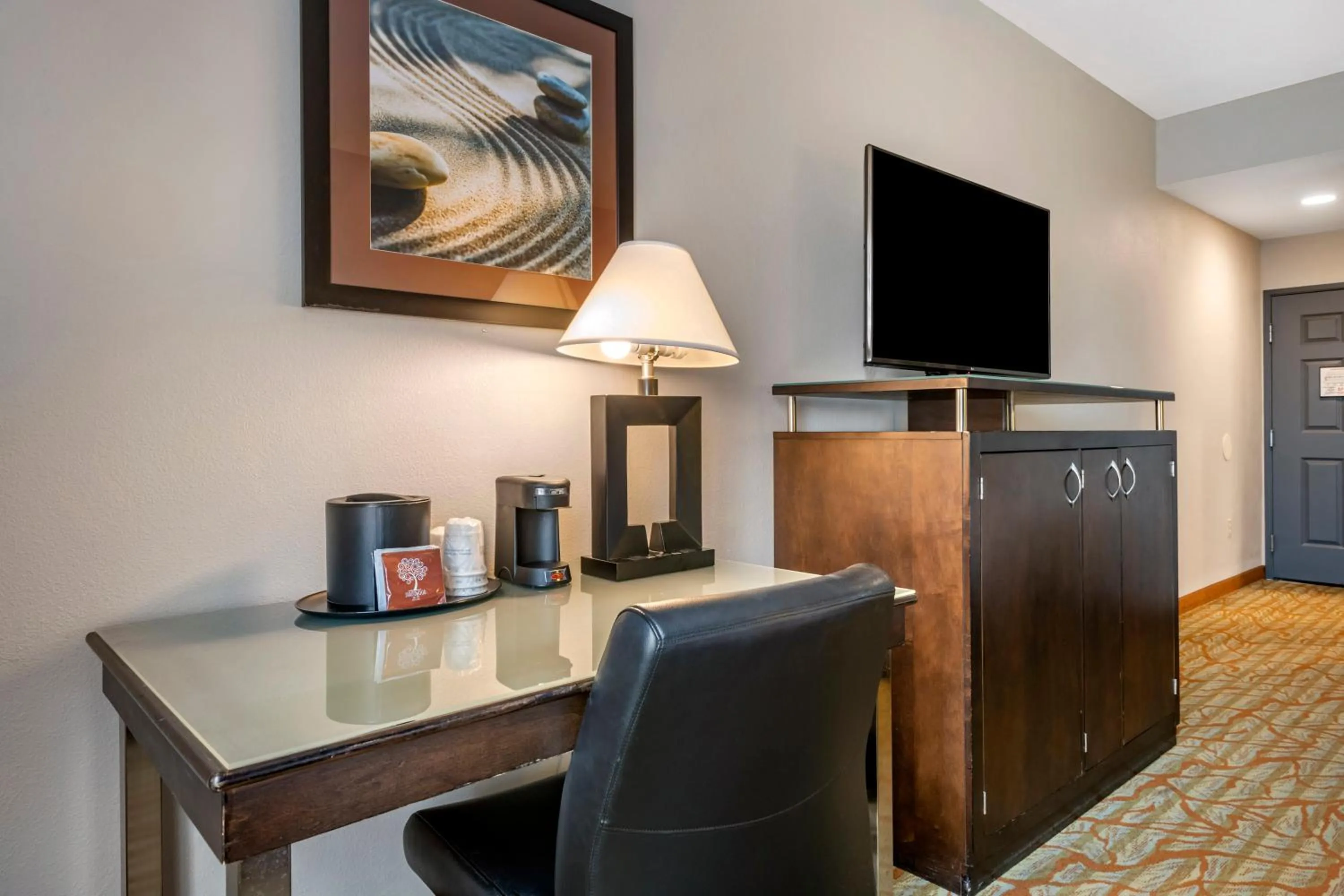 TV and multimedia in Best Western Plus Bradenton Gateway Hotel