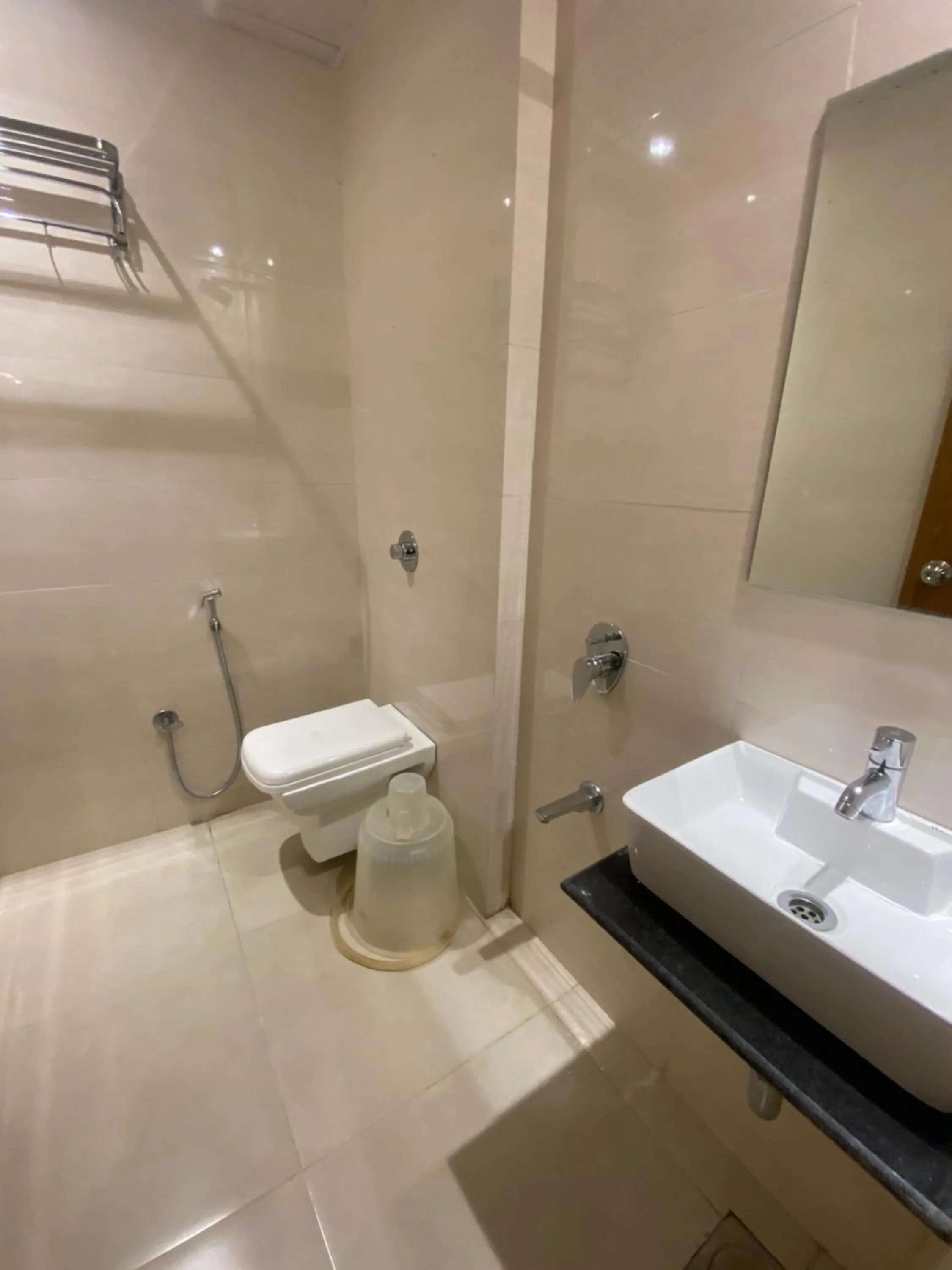 Bathroom in Hotel BKC Inn - Near Trade Center, Visa Consulate BKC
