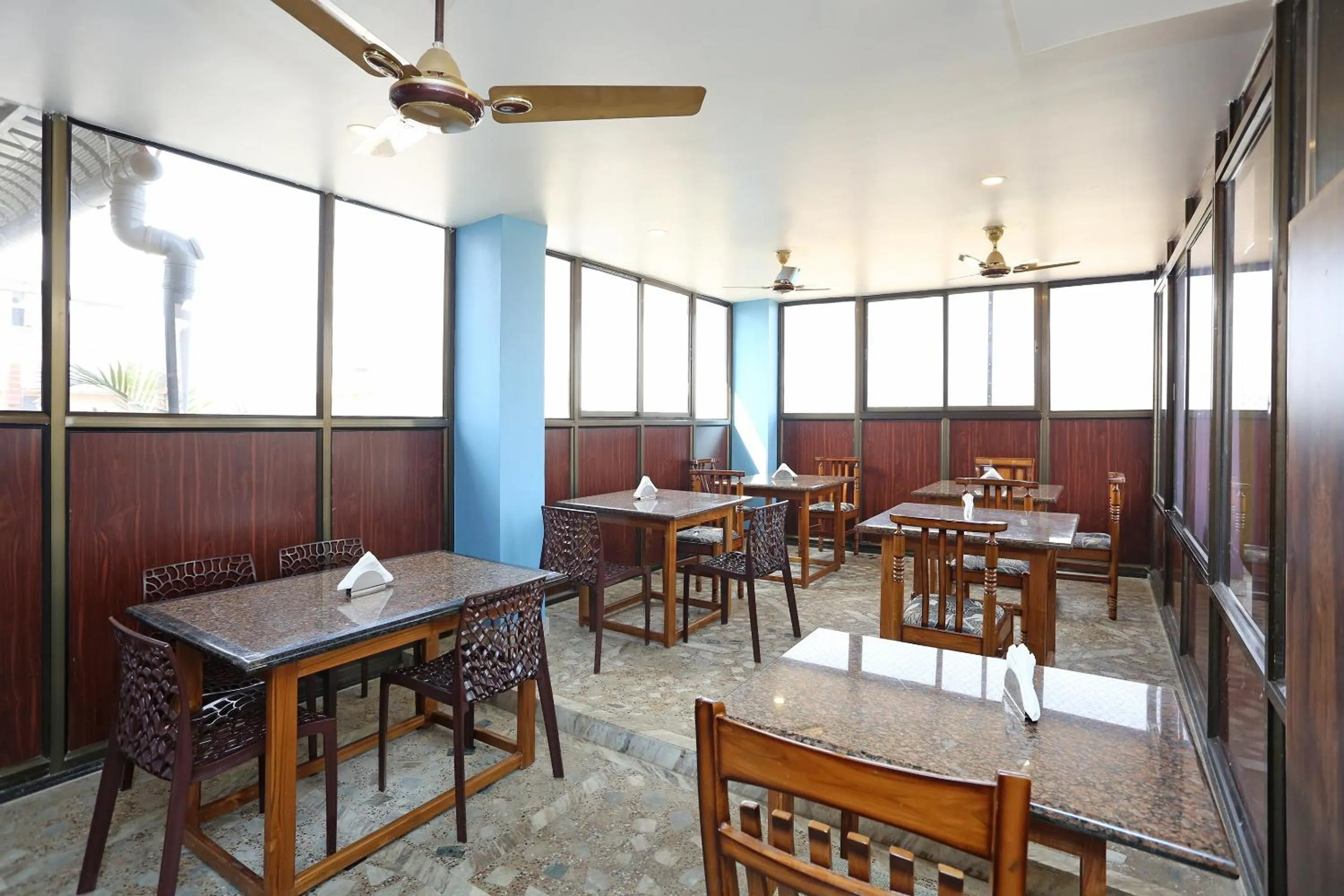 Restaurant/places to eat in Super Hotel O Cherry City Cottage