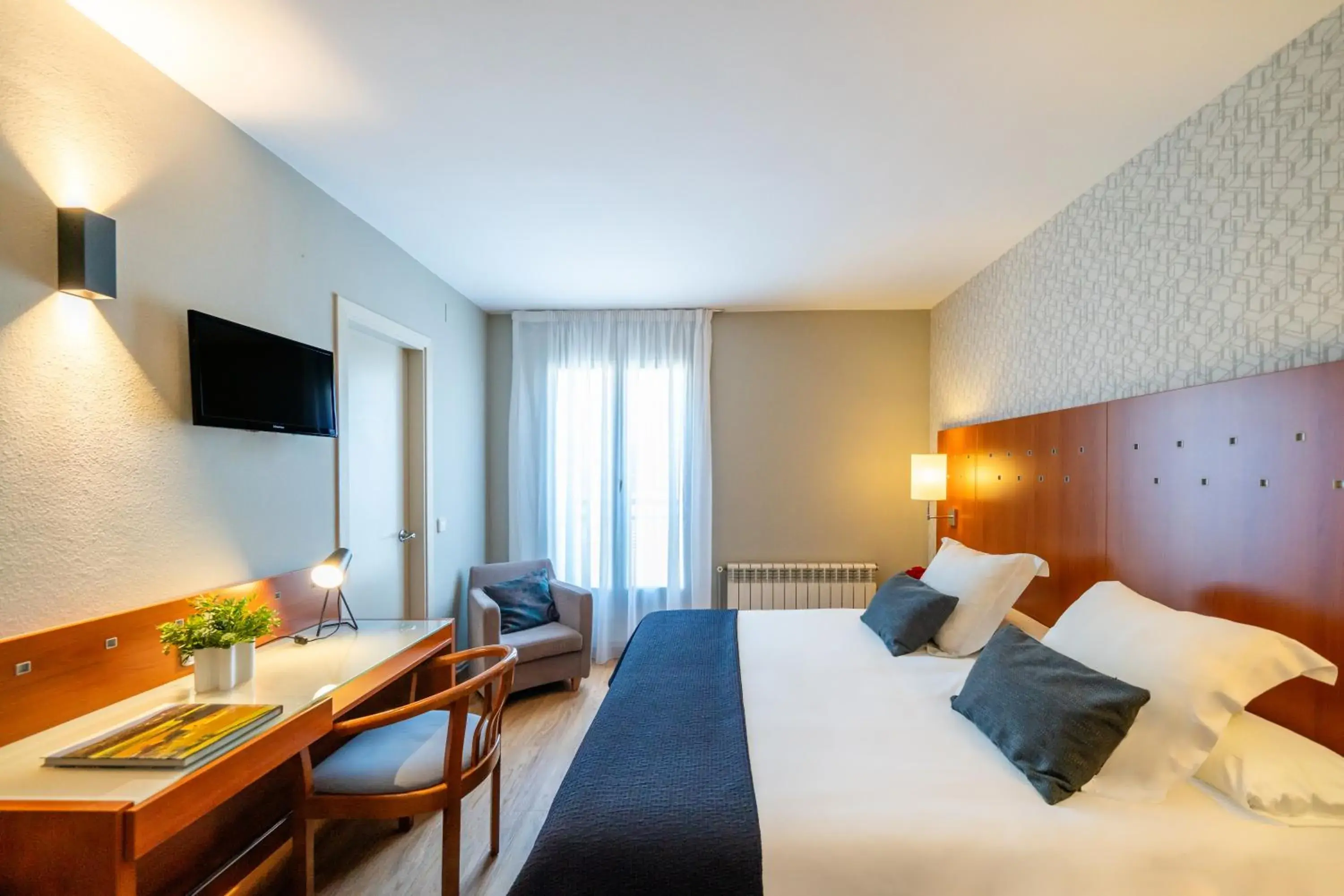 Photo of the whole room, Bed in Hotel J. Balmes Vic Photo of the whole room, Bed in Hotel J. Balmes Vic