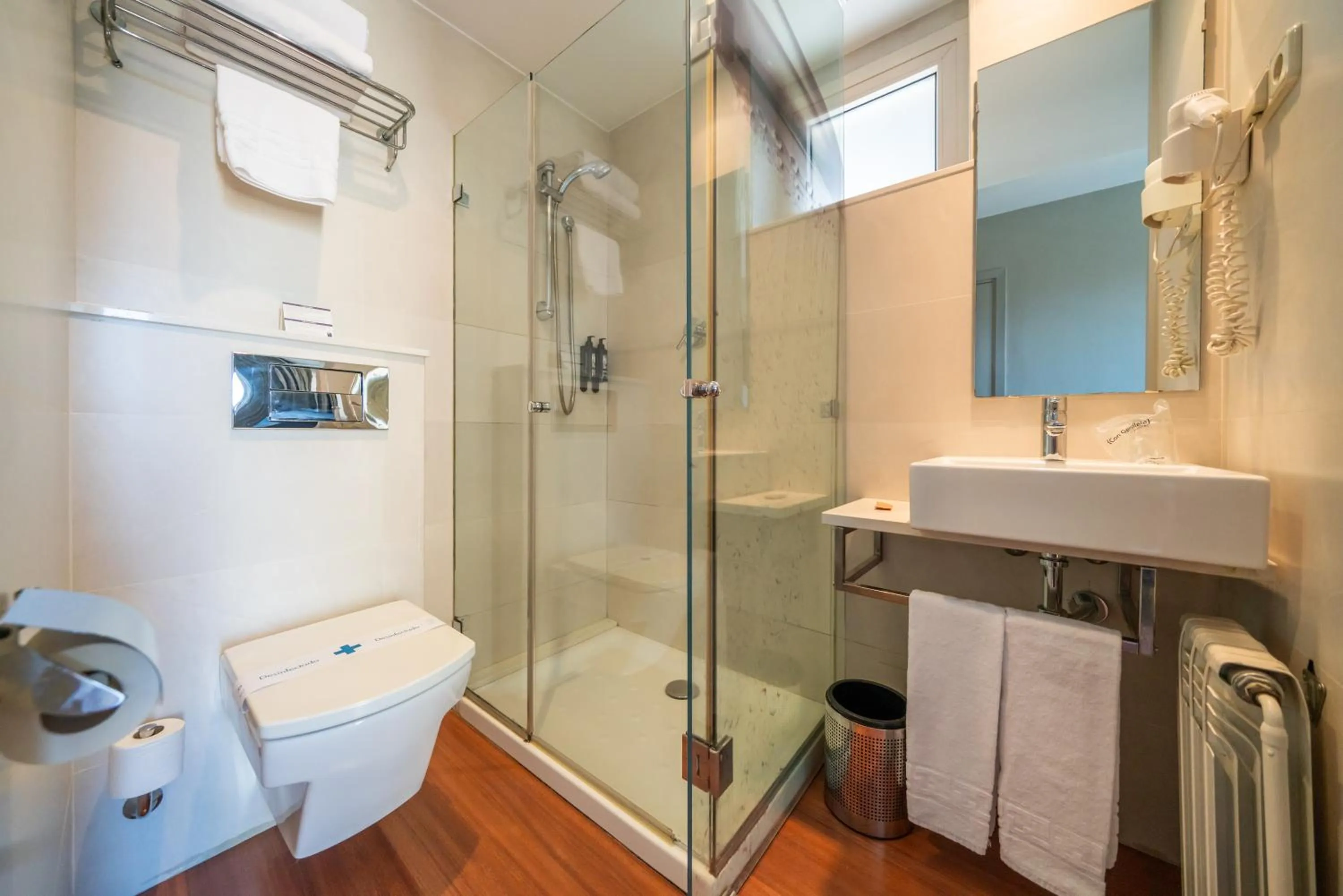 Shower in Hotel J. Balmes Vic