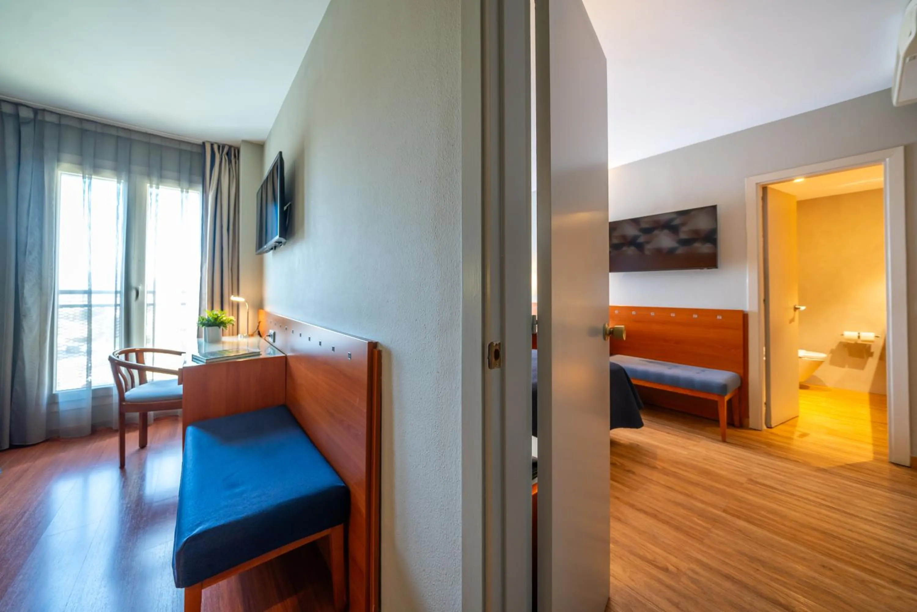 TV and multimedia, Bed in Hotel J. Balmes Vic