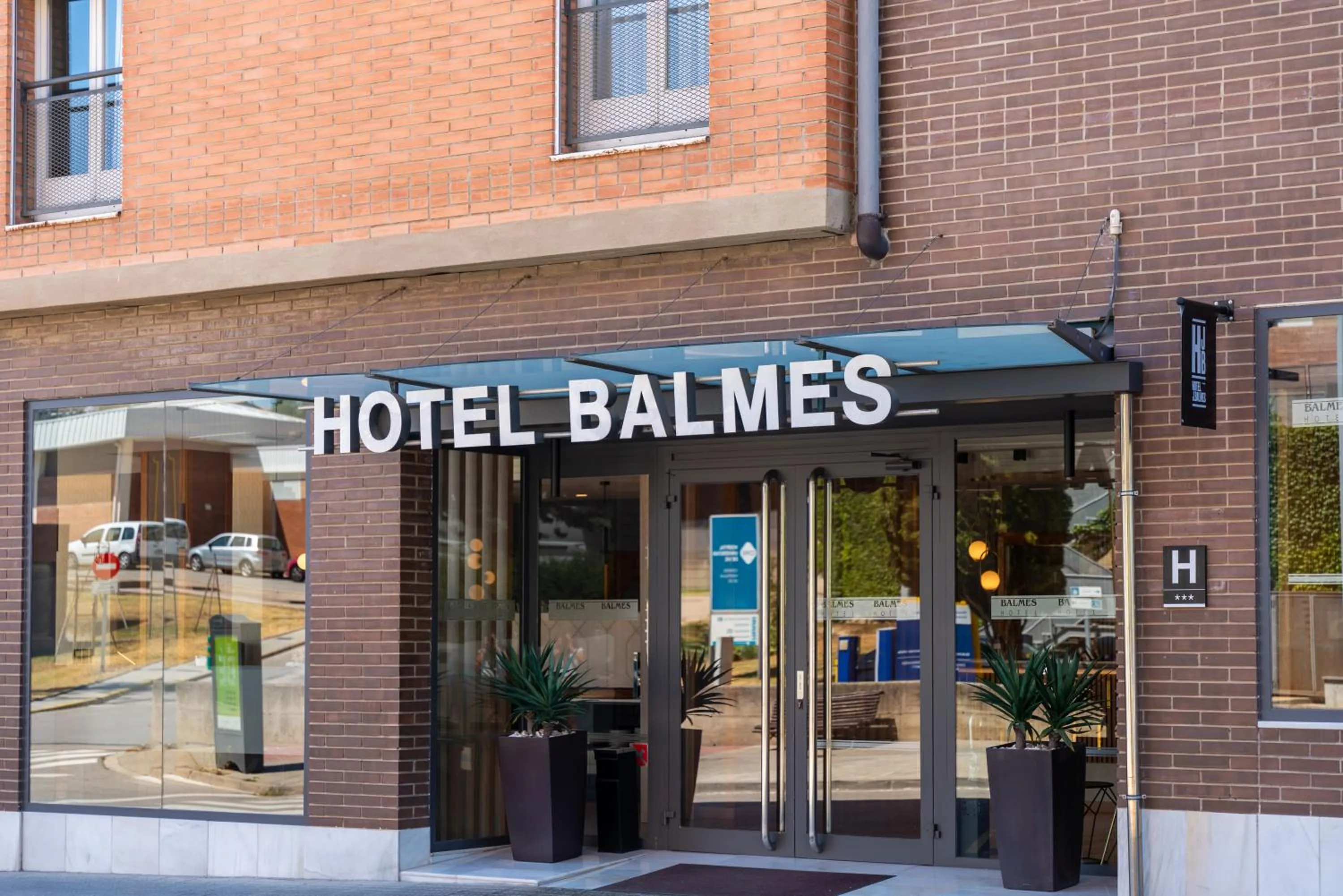 Property building in Hotel J. Balmes Vic