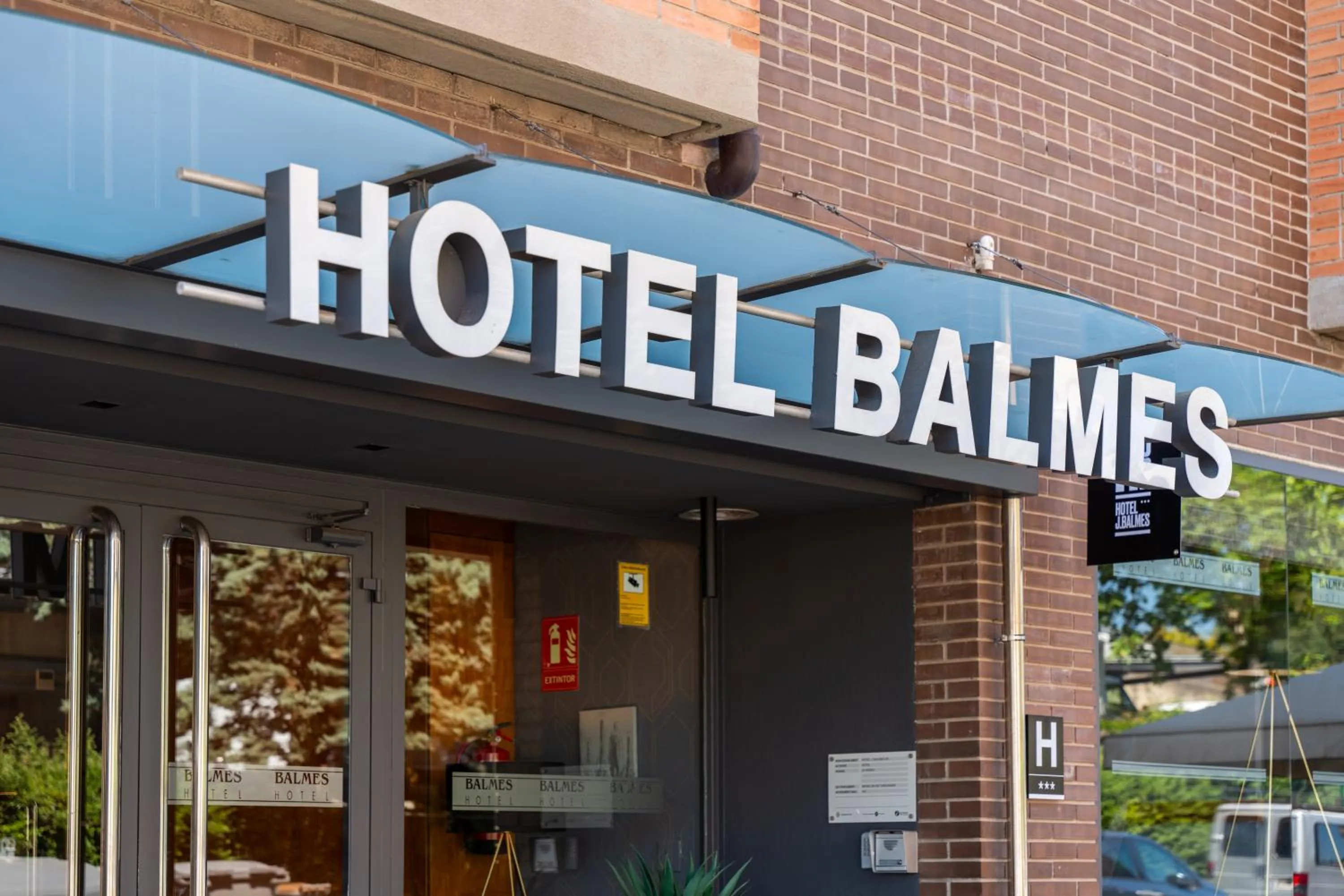 Facade/entrance in Hotel J. Balmes Vic