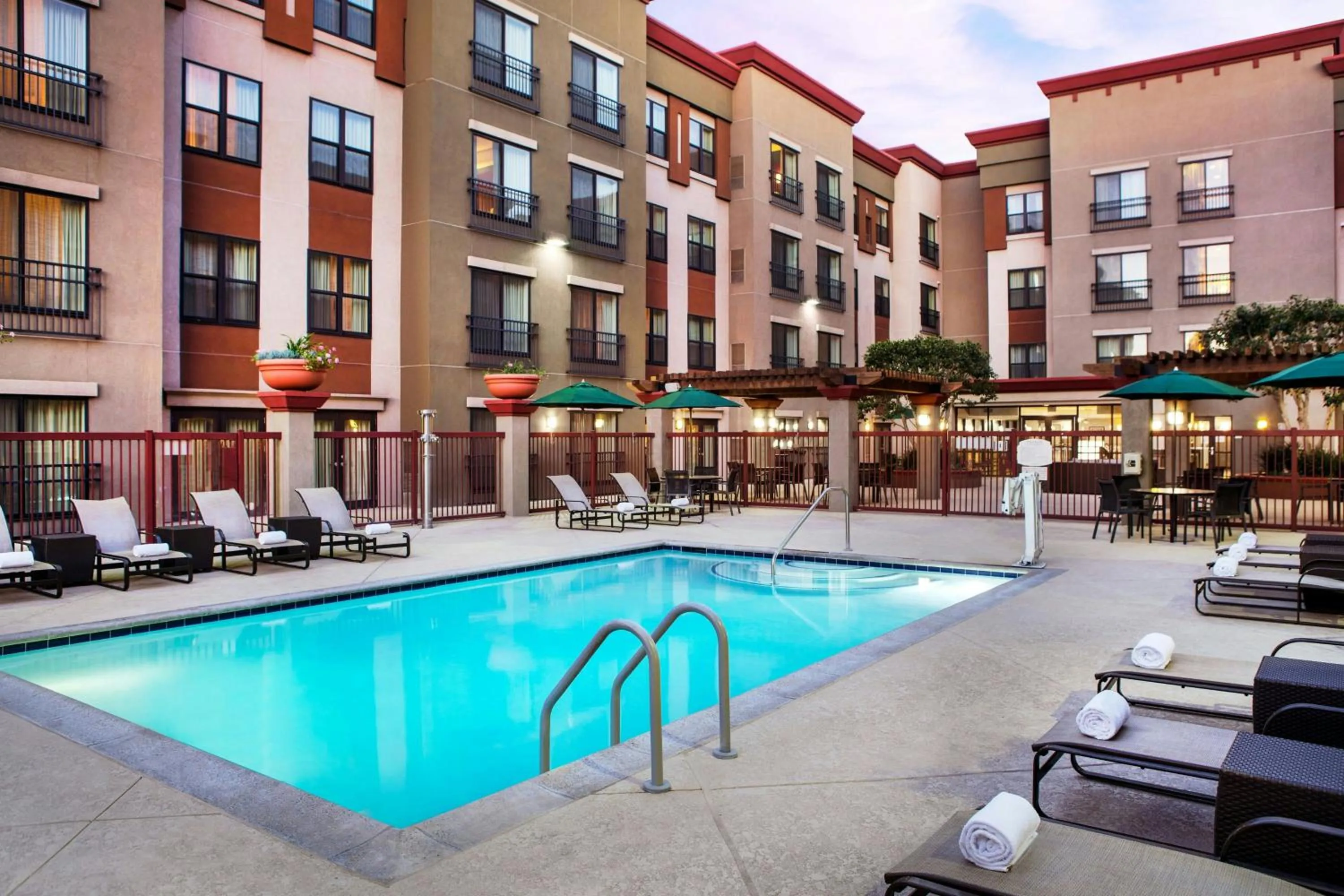 Swimming pool in Residence Inn Los Angeles Burbank/Downtown
