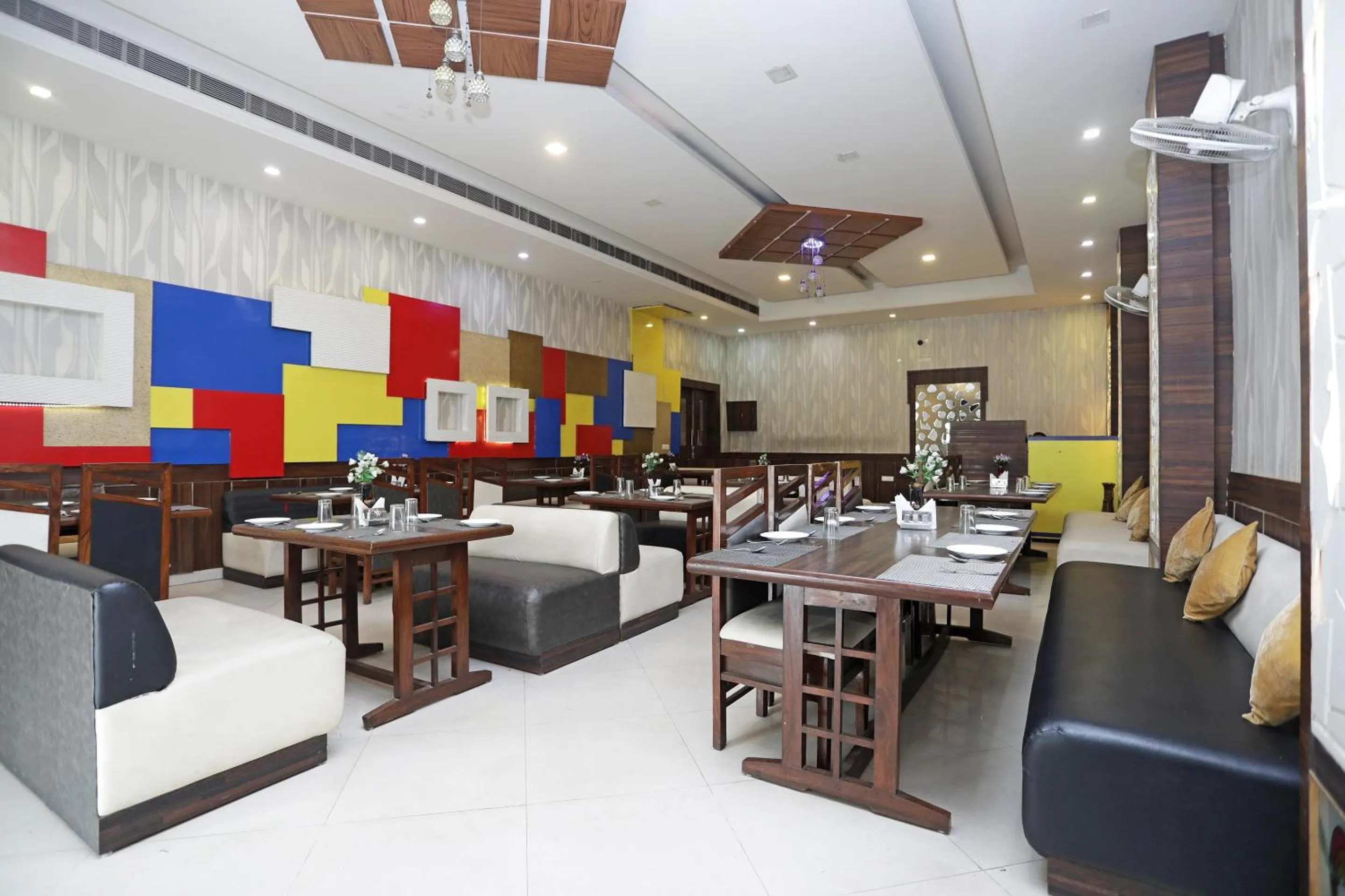 Restaurant/places to eat in Hotel O Subhadra Residency
