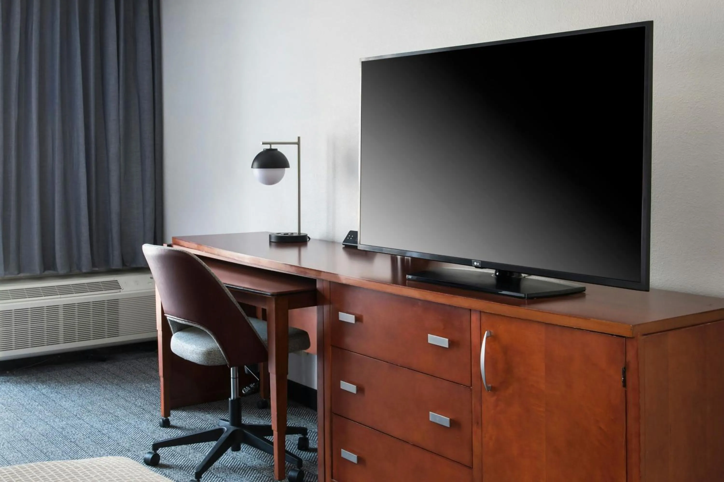 Photo of the whole room in Courtyard by Marriott Annapolis