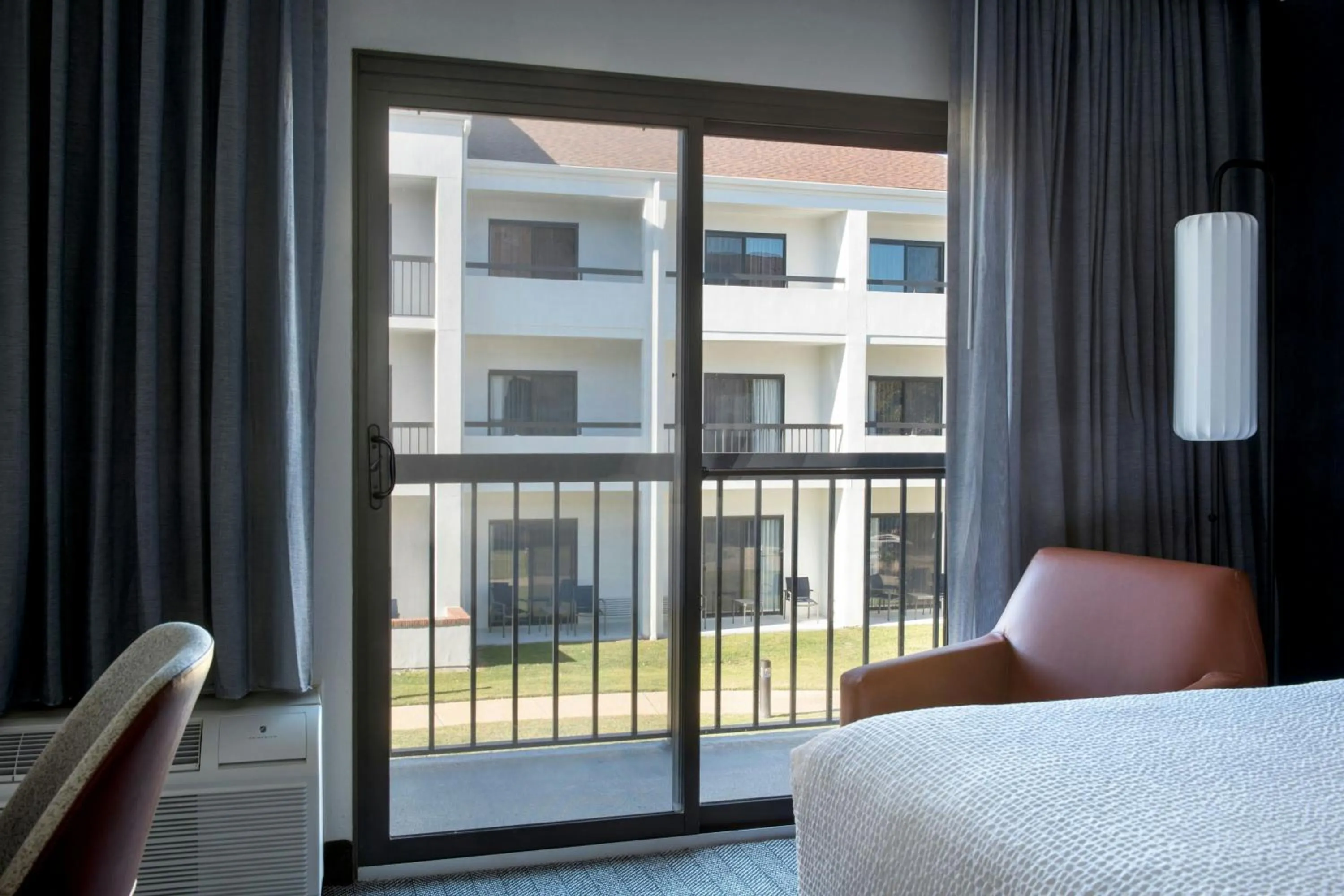 Photo of the whole room, Bed in Courtyard by Marriott Annapolis
