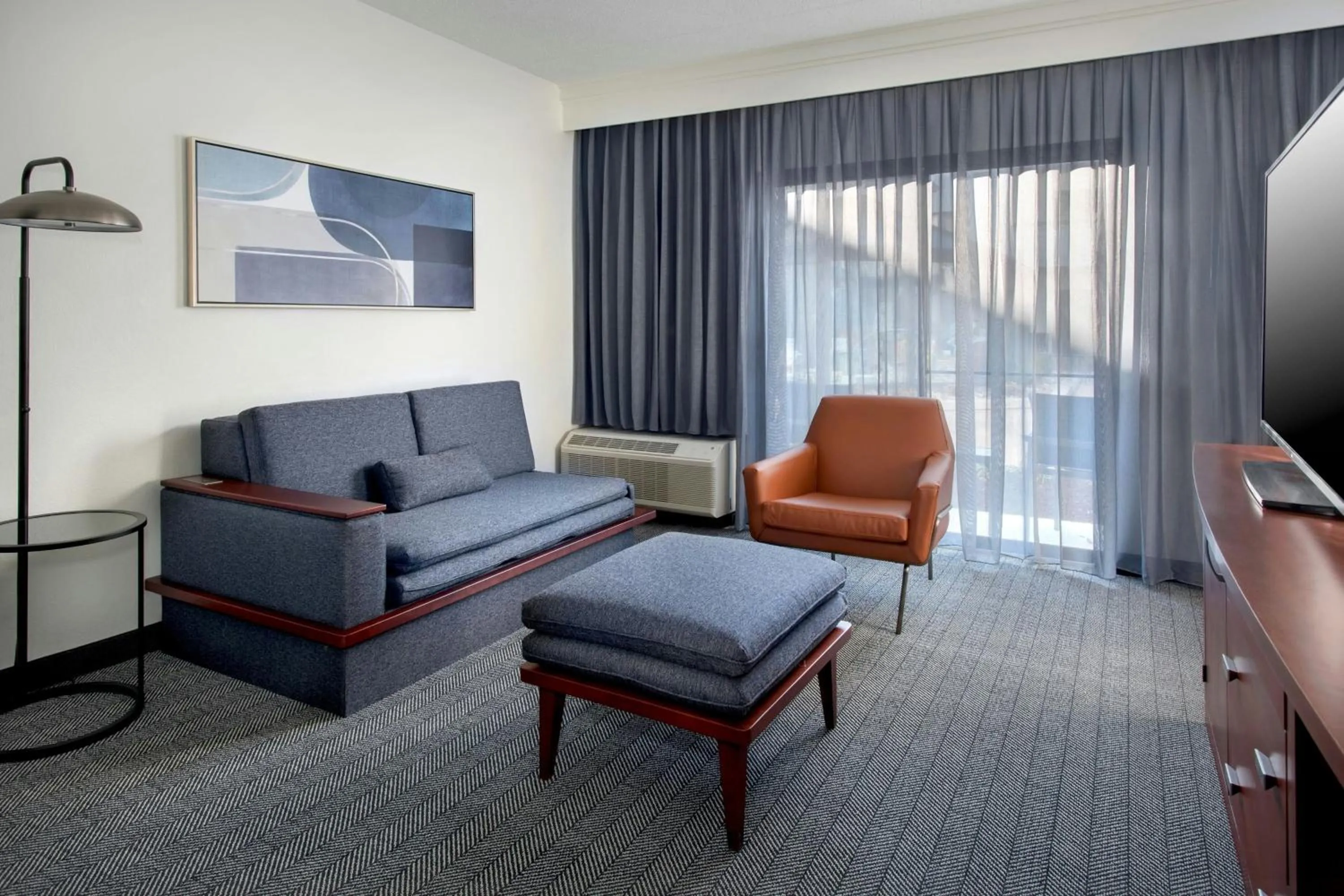 Living room in Courtyard by Marriott Annapolis