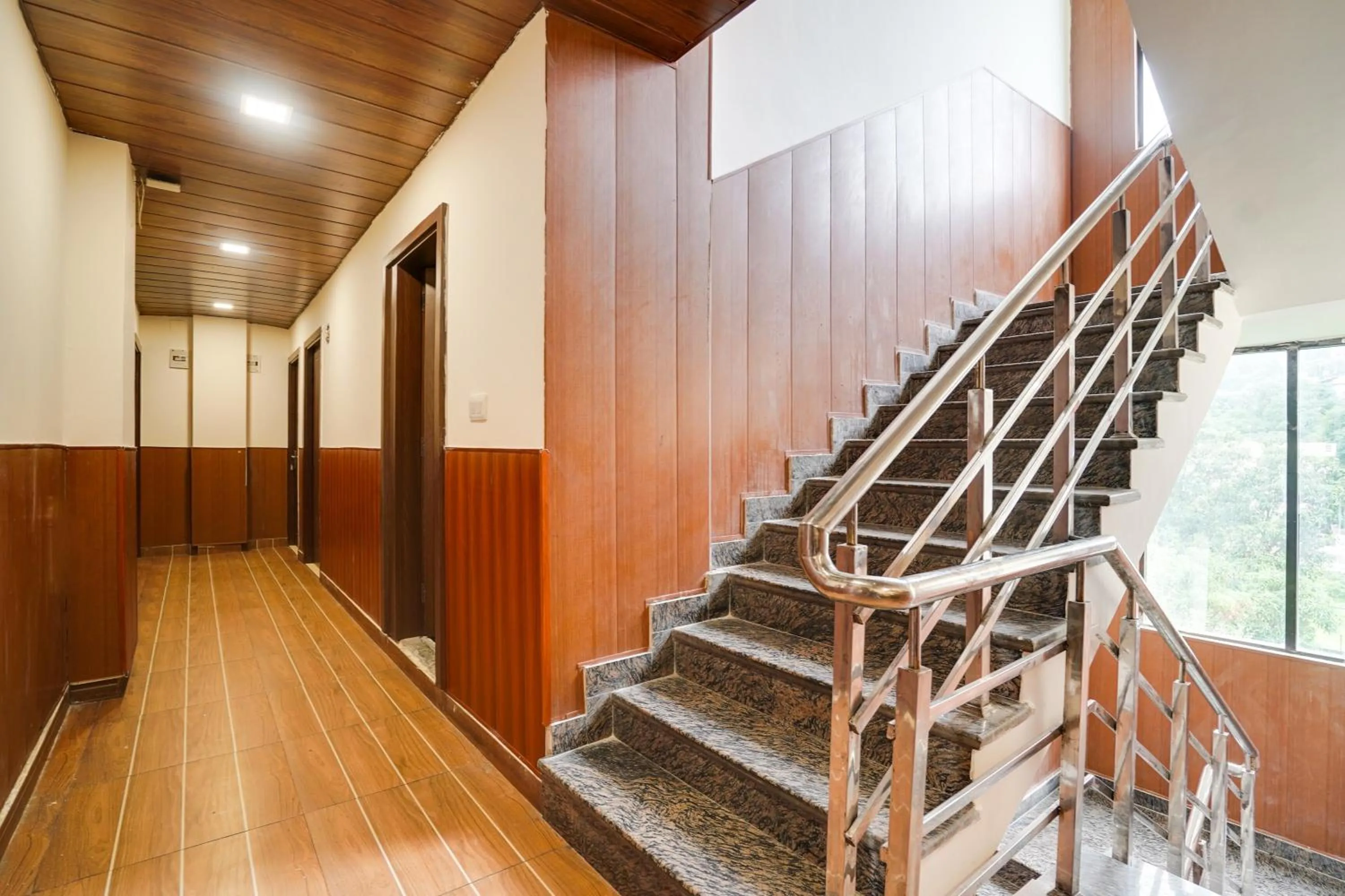 Lobby or reception in FabHotel Doon Maira