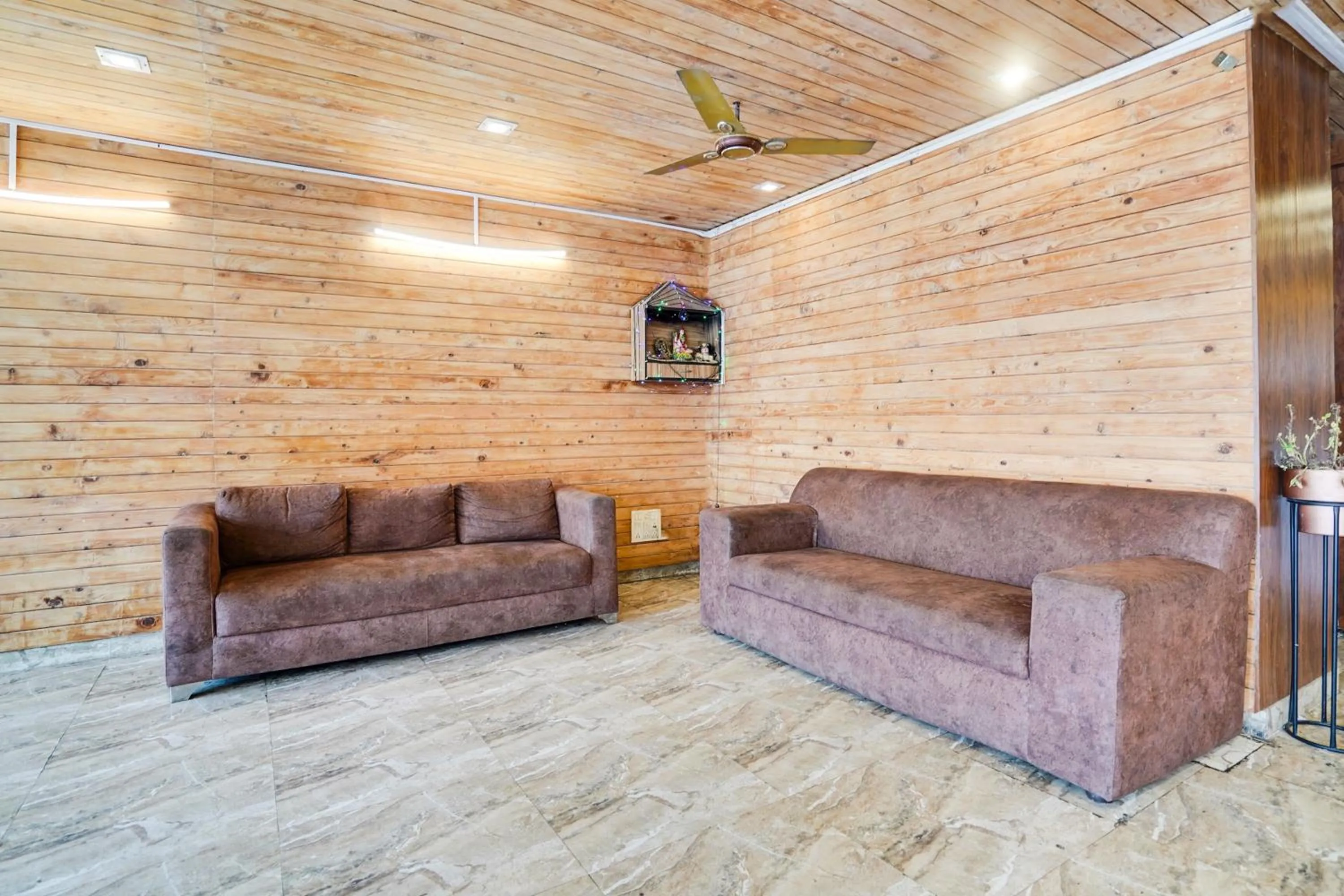 Lobby or reception in FabHotel Doon Maira