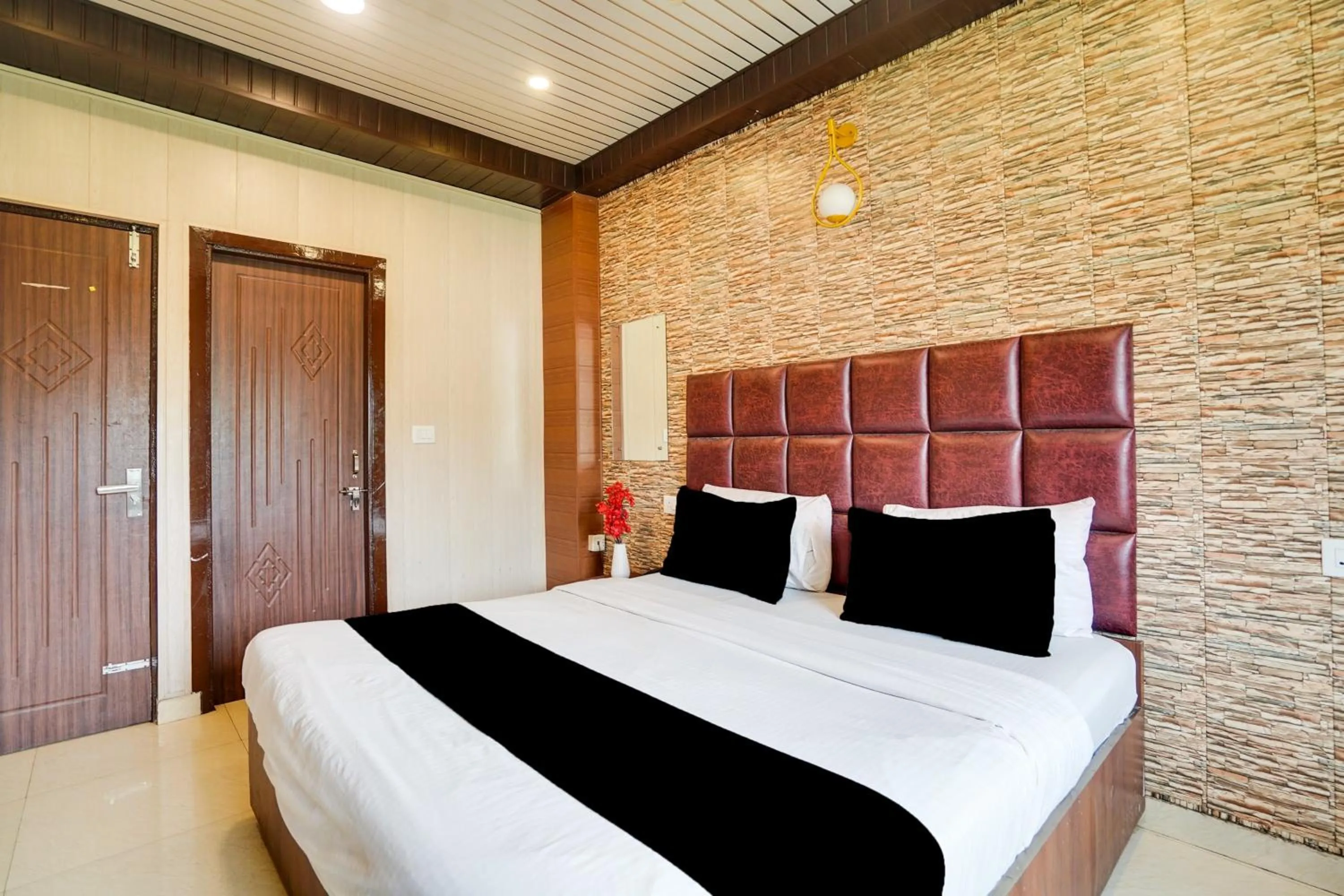 Bedroom, Bed in FabHotel Doon Maira
