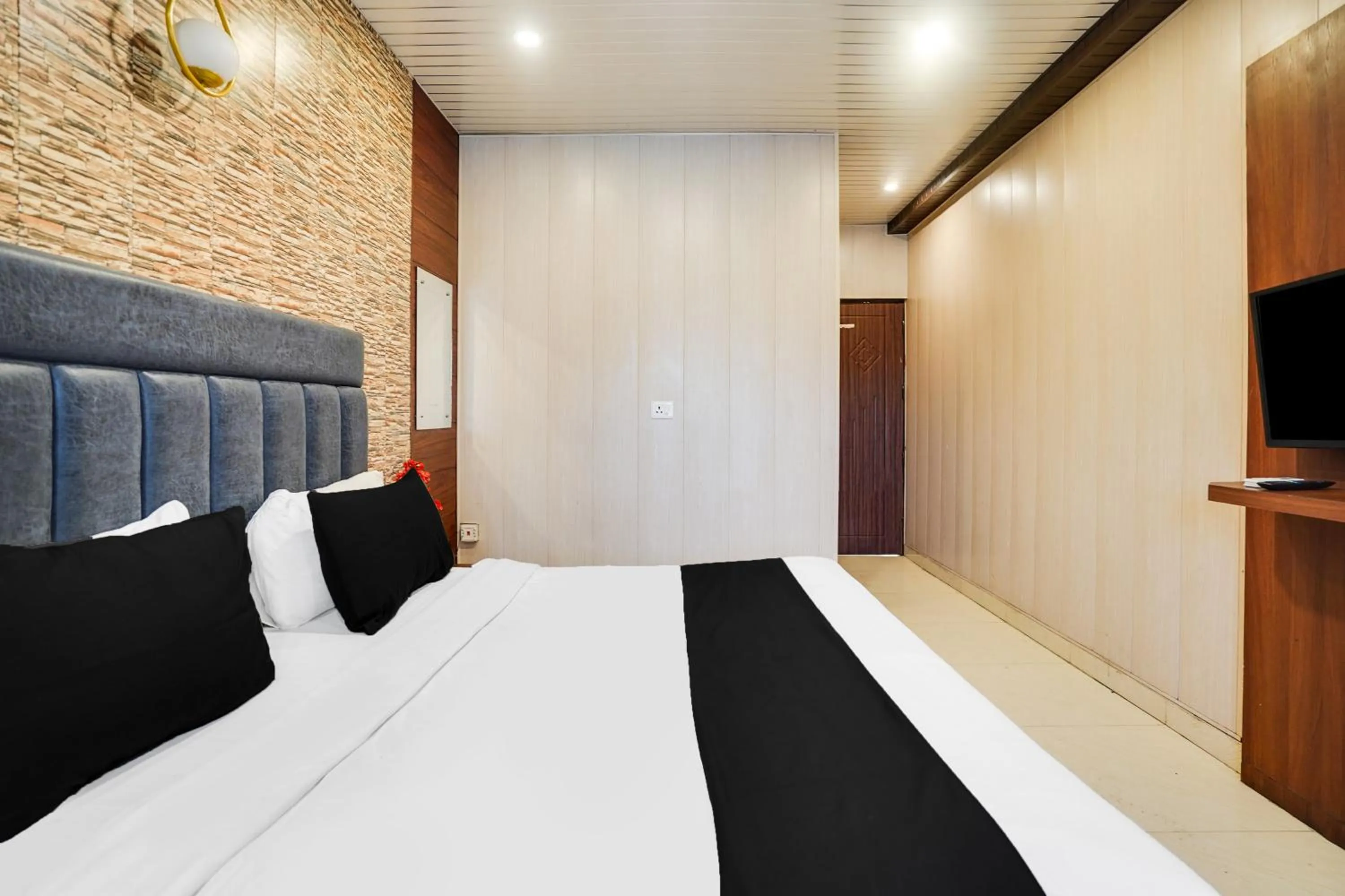 Deluxe Double Room in Hotel O Canal Road