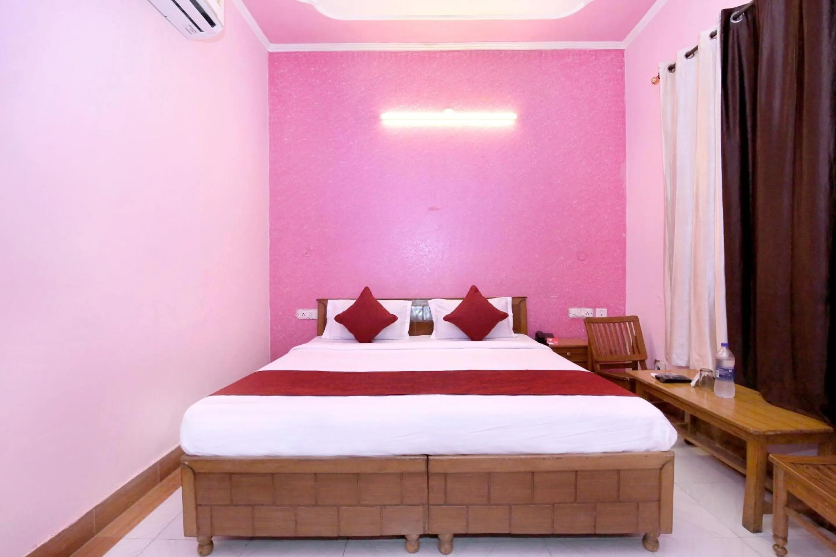 Bedroom, Bed in GMG Hotel