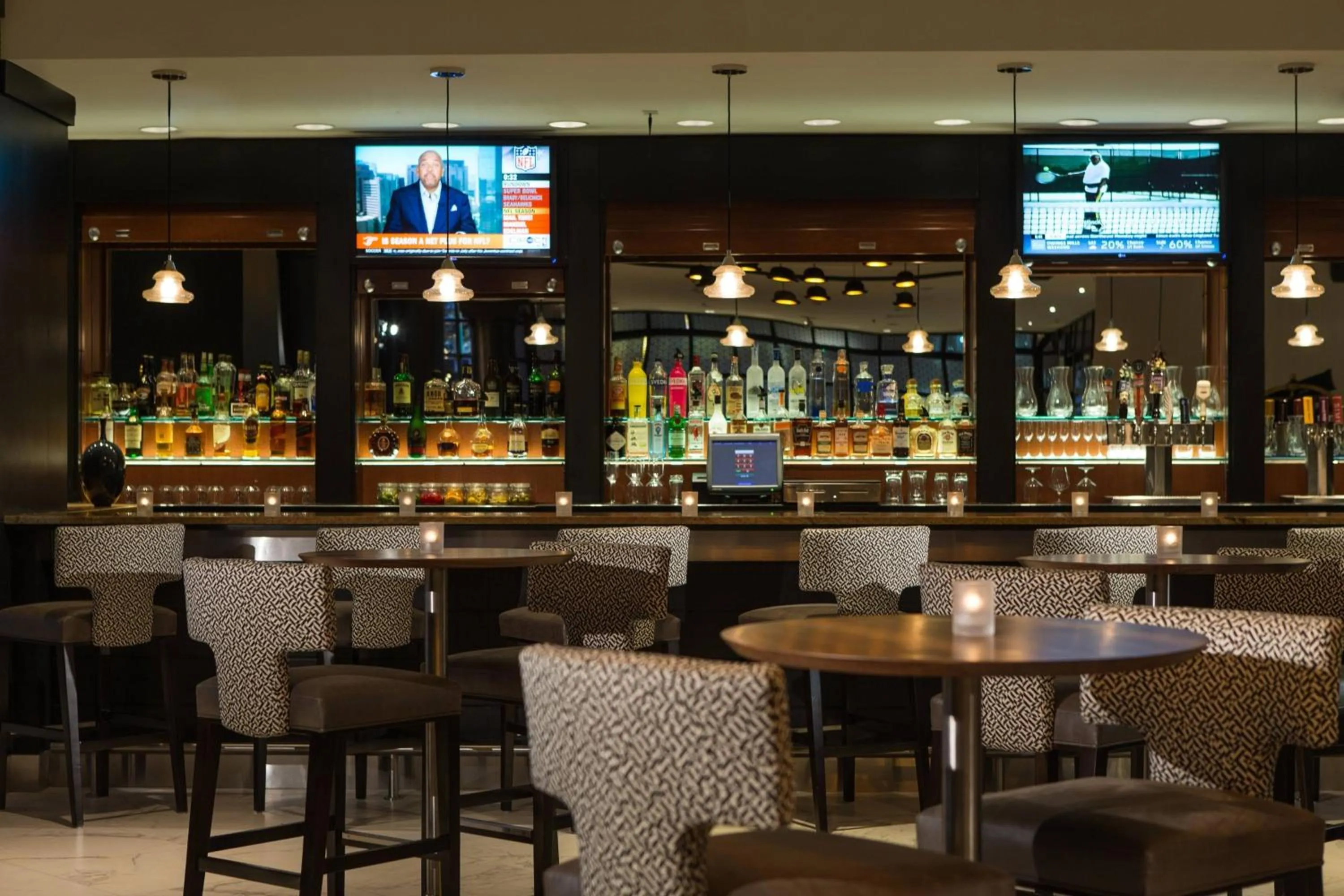 Lounge or bar in Renaissance Baltimore Harborplace Hotel