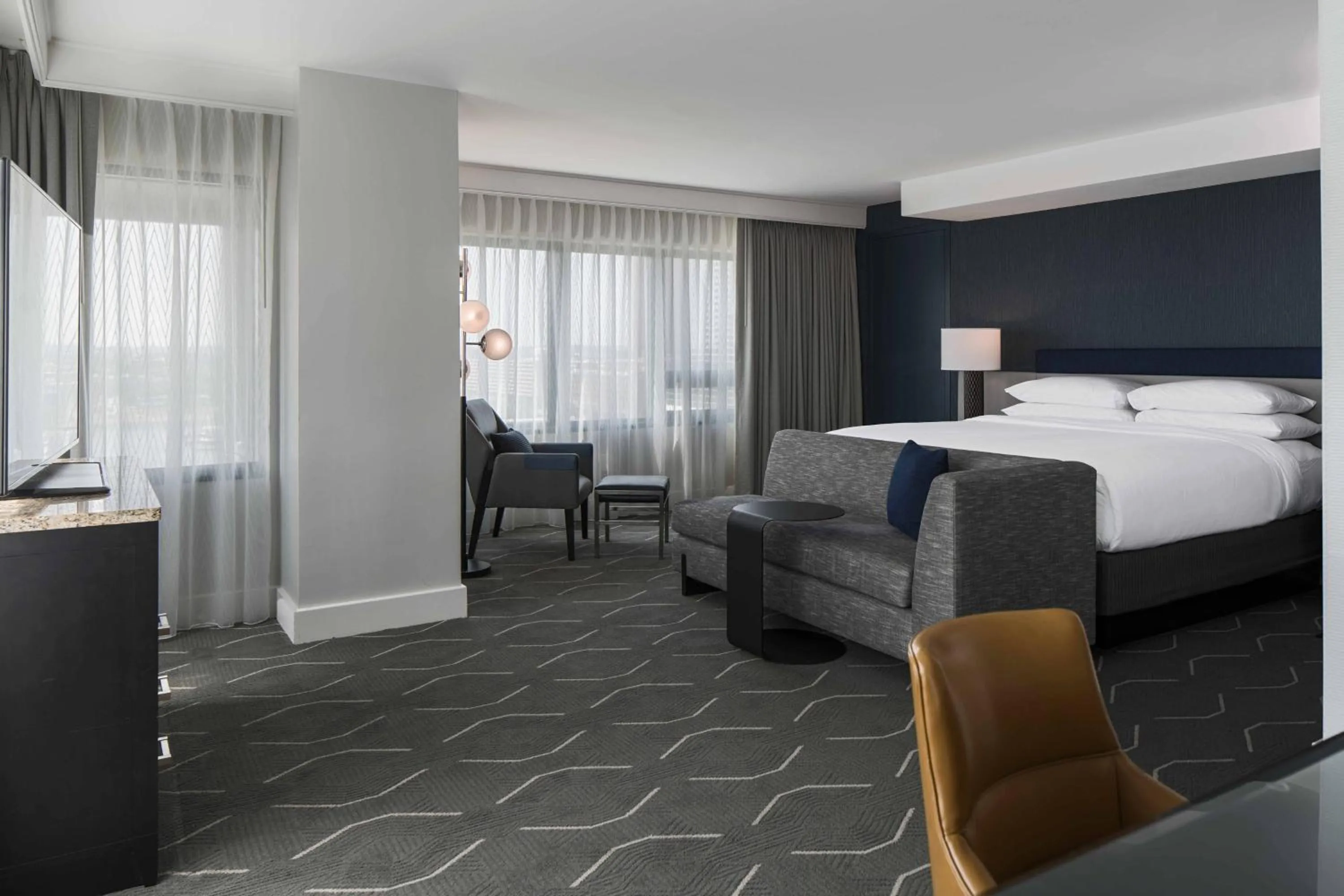 Bedroom, Bed in Renaissance Baltimore Harborplace Hotel