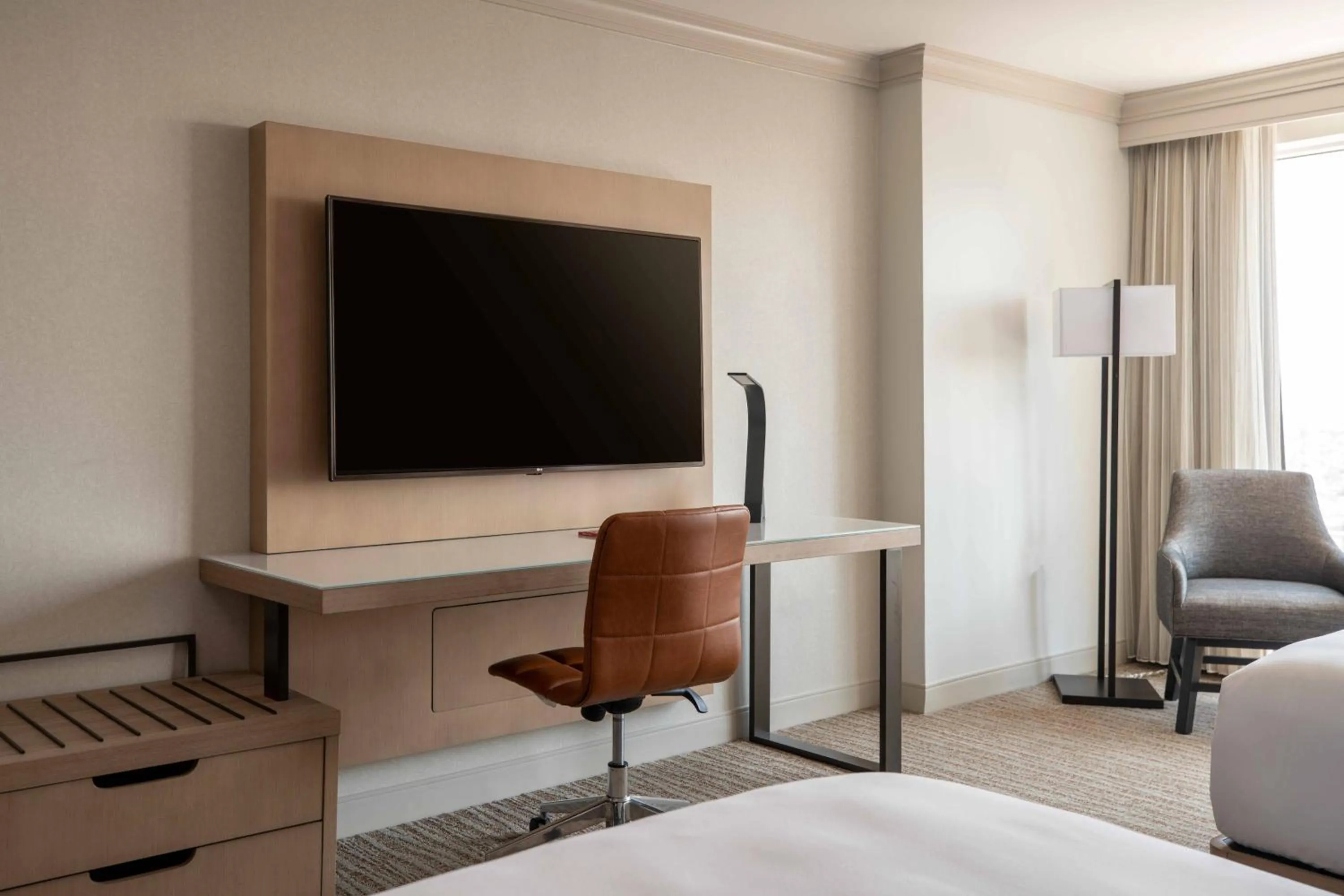 Photo of the whole room, Bed in Baltimore Marriott Waterfront