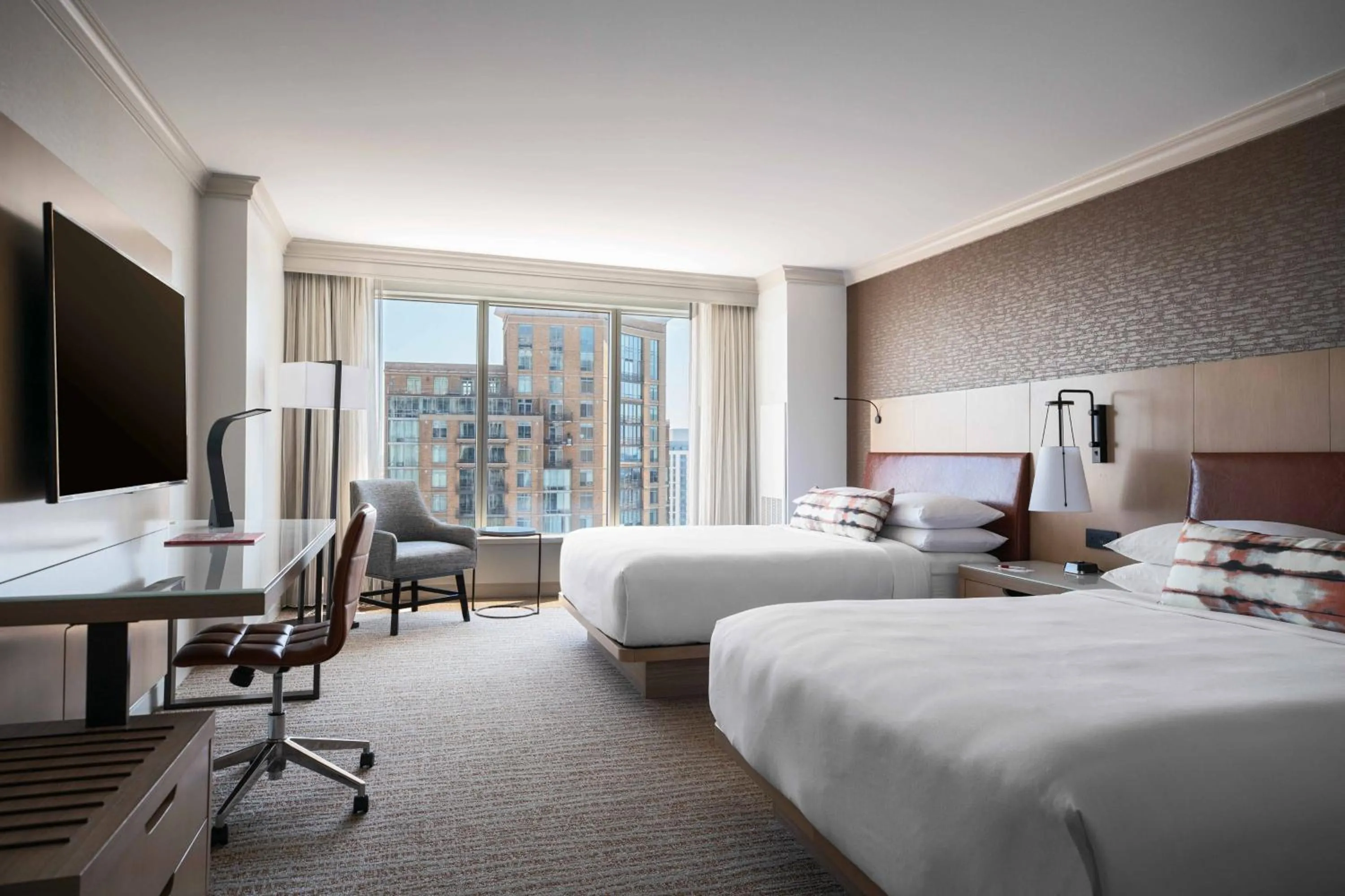 Photo of the whole room, Bed in Baltimore Marriott Waterfront