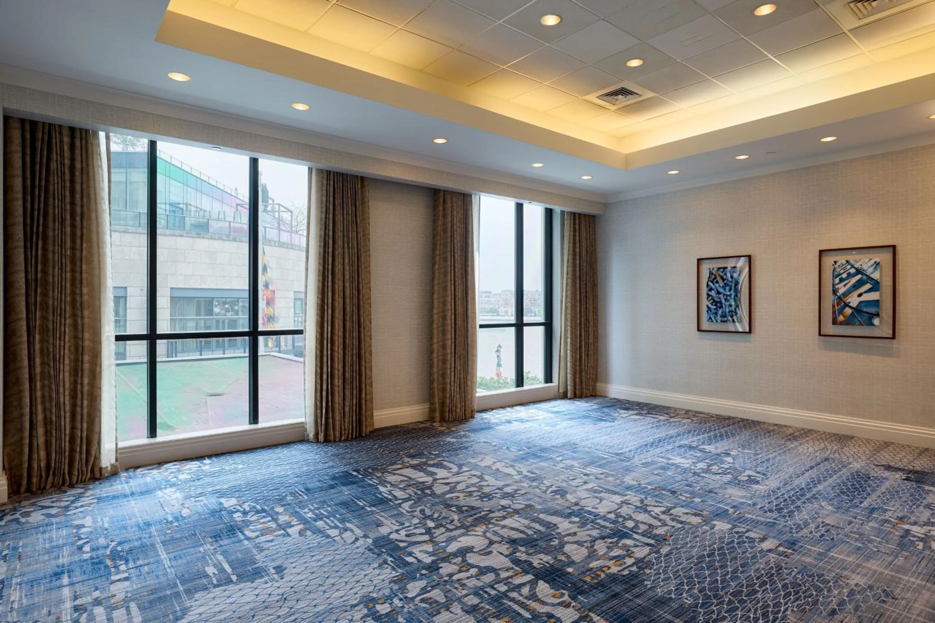 Meeting/conference room, Bed in Baltimore Marriott Waterfront