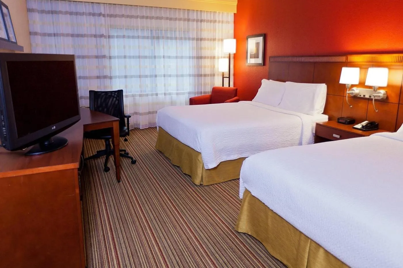 Bedroom, Bed in Courtyard Chicago O'Hare