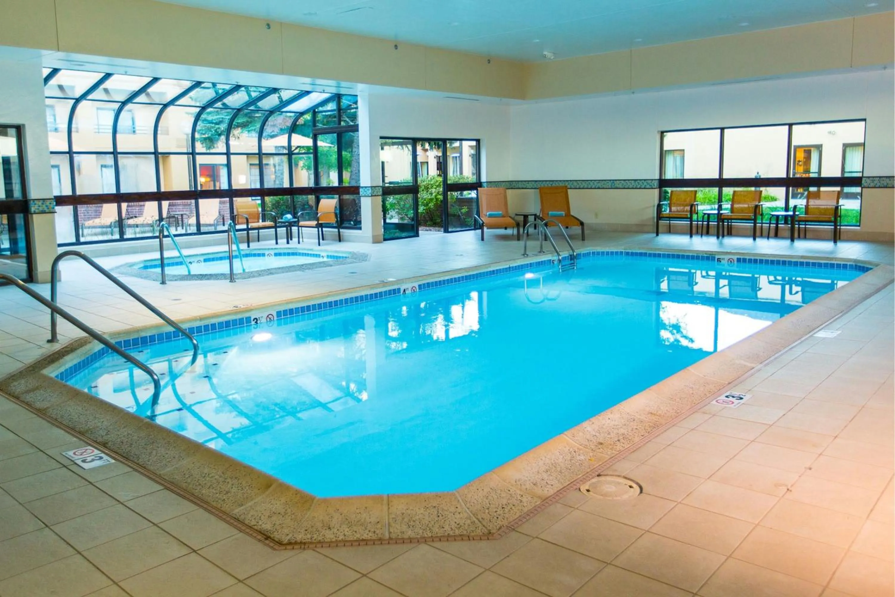 Swimming pool in Courtyard Chicago O'Hare