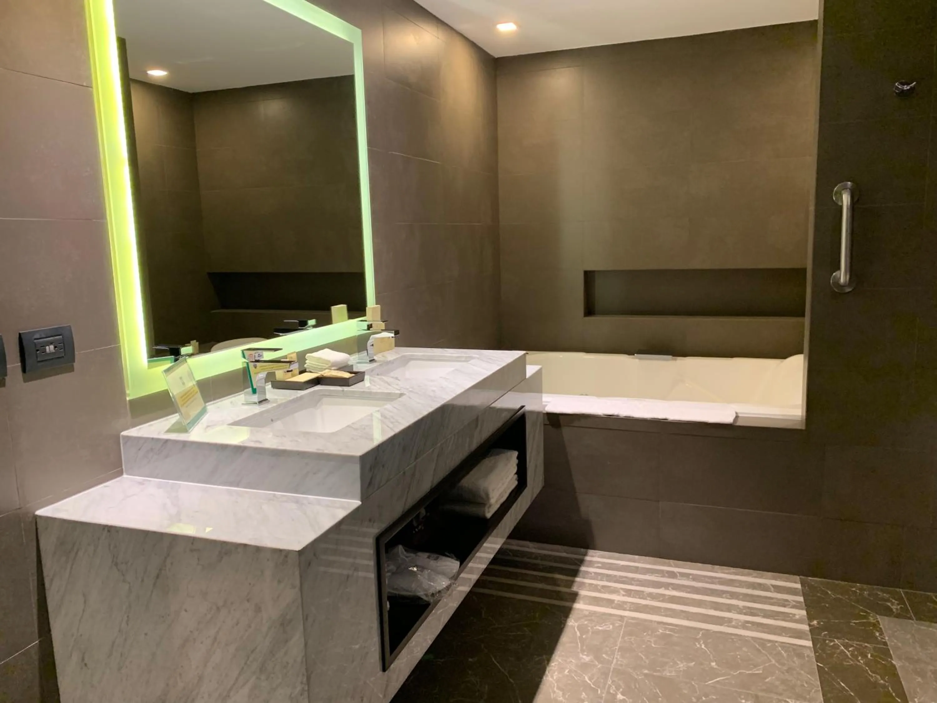 Hot Tub in Eb Hotel By Eurobuilding Quito Airport