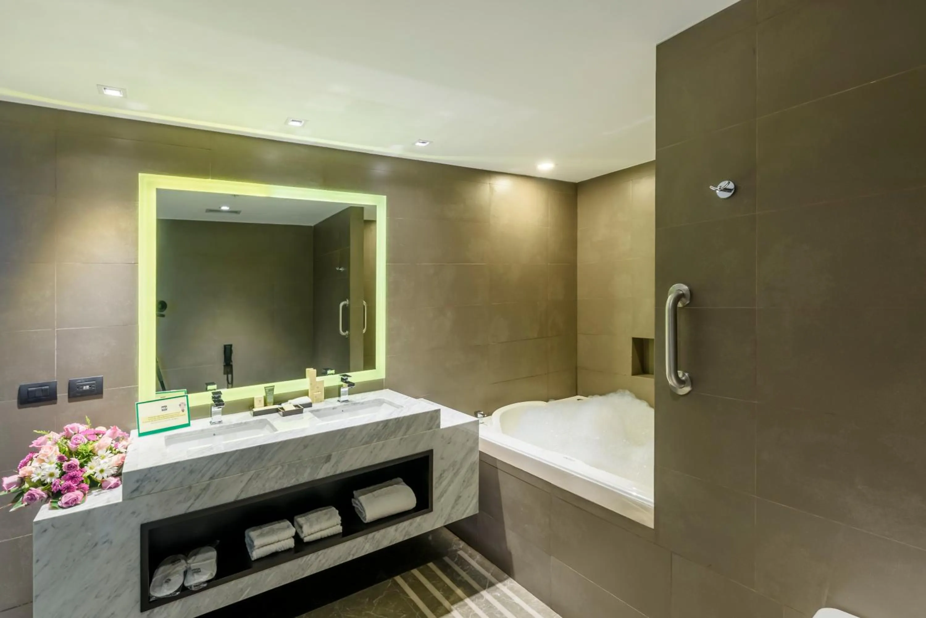 Bath in Eb Hotel By Eurobuilding Quito Airport